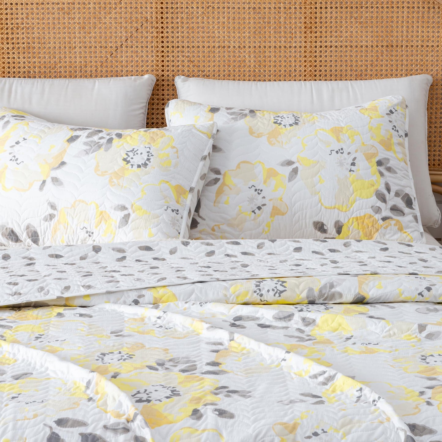 Great Bay Home Floral King Quilt Set with Shams, Yellow Floral Bedding Set, All-Season, Lightweight Bedspread. Reversible. Farmhouse Bedding. (King, Helene)