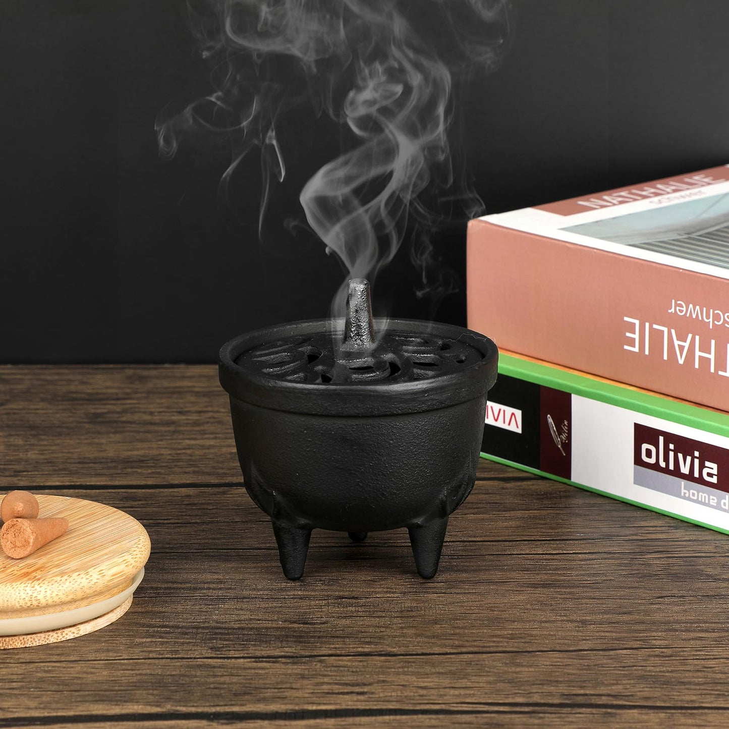 JUXYES Vintage Tripod Incense Burner Holder with Lid, Cast Iron Incense Holder Metal Cauldron Censer Antique Cone Coil Incense Burner Holder for Incense Resins, Cones, Charcoal or Wax Melts