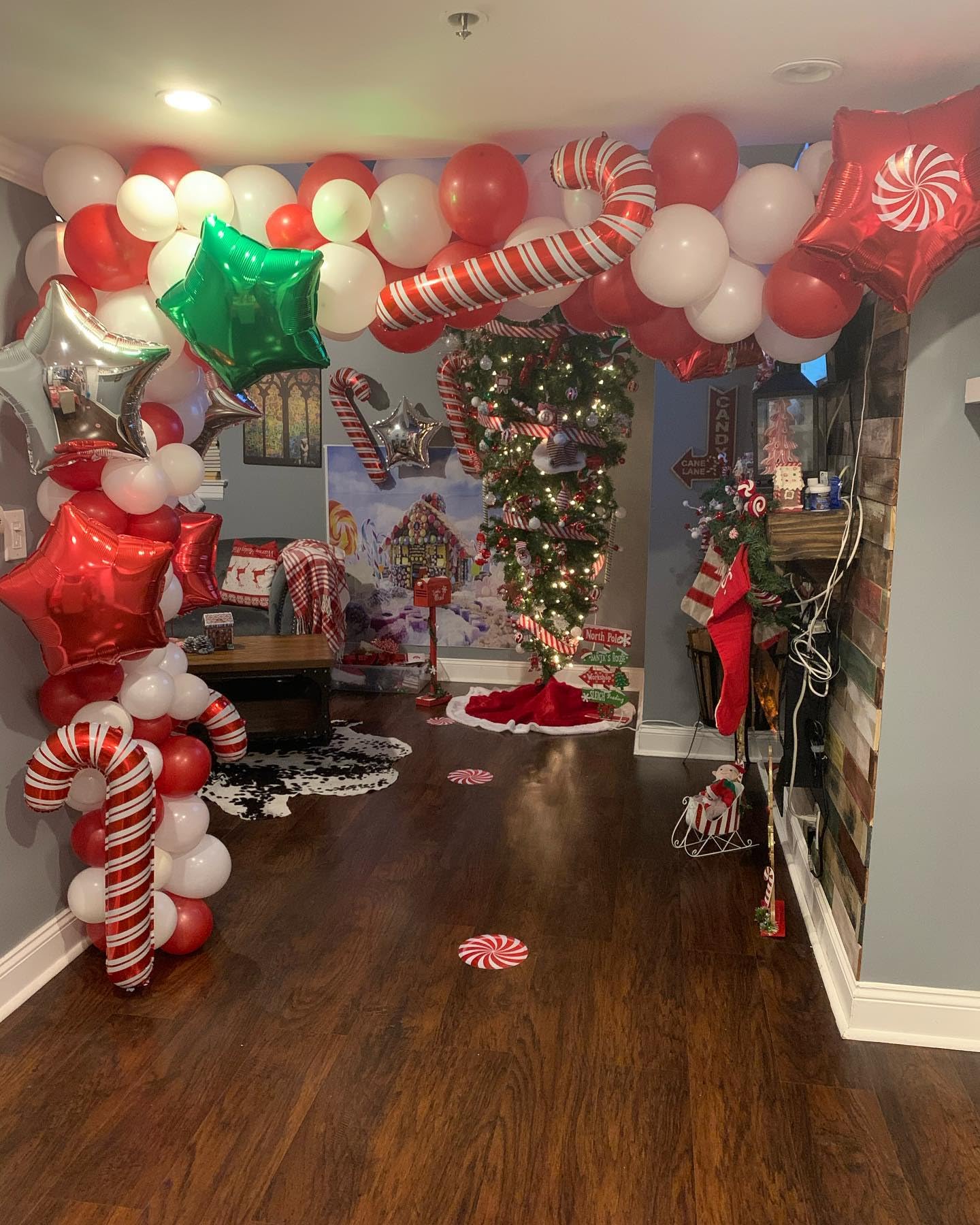 ADOINBY Christmas Balloon Arch Kit, 148Pcs Red, White, Green, Candy Cane, Gift Box, Red Candy, Red Star Party Balloon Garland Kit for Xmas Christmas New Year Birthday Party Decorations Supplies