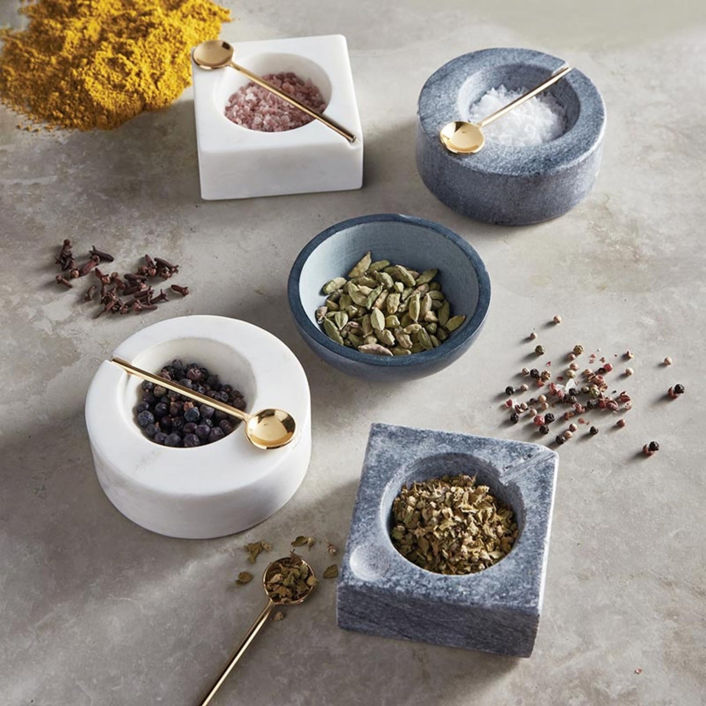 47th & Main Marble Pinch Pot with Gold Spoon for Spices Small Serving Bowl for Dips, Sauces, Condiments, 4" Diameter x 1.5" Tall, White
