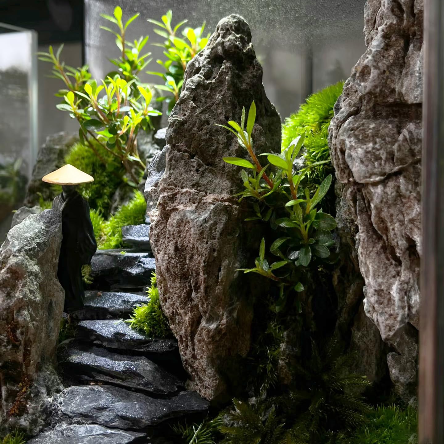 KINGRUI Natural Rocks Slate Stone 1-2.5 Inches Decorative Stones for Miniature Landscaping,Fairy Gardens,Bonsai,DIY Crafts,Aquariums & Reptile Terrariums-1lb