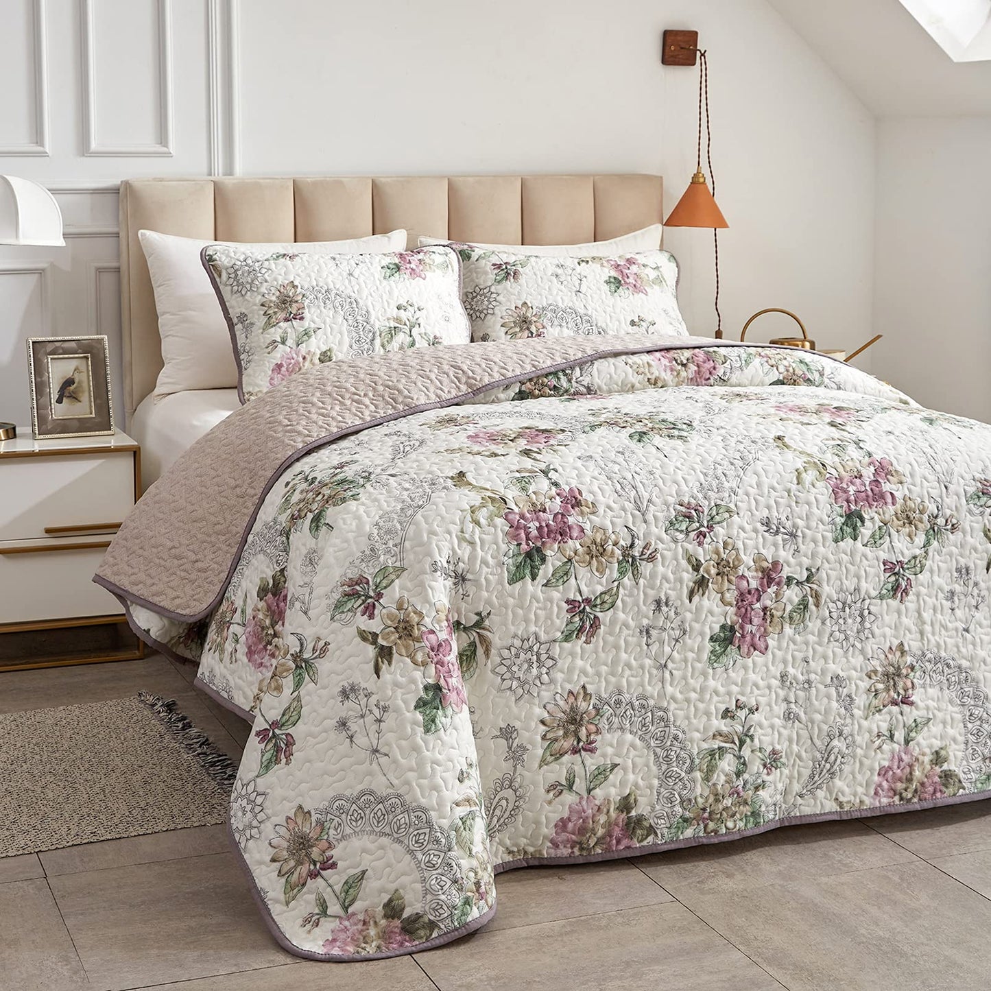 Flysheep 3 Pieces Quilt Set Full/Queen Size, Beige Floral Reversible Bedspread Coverlet Set, Soft Microfiber Lightweight Bed Cover for All Season (90" x 90", 1 Quilt+ 2 Pillow Shams)