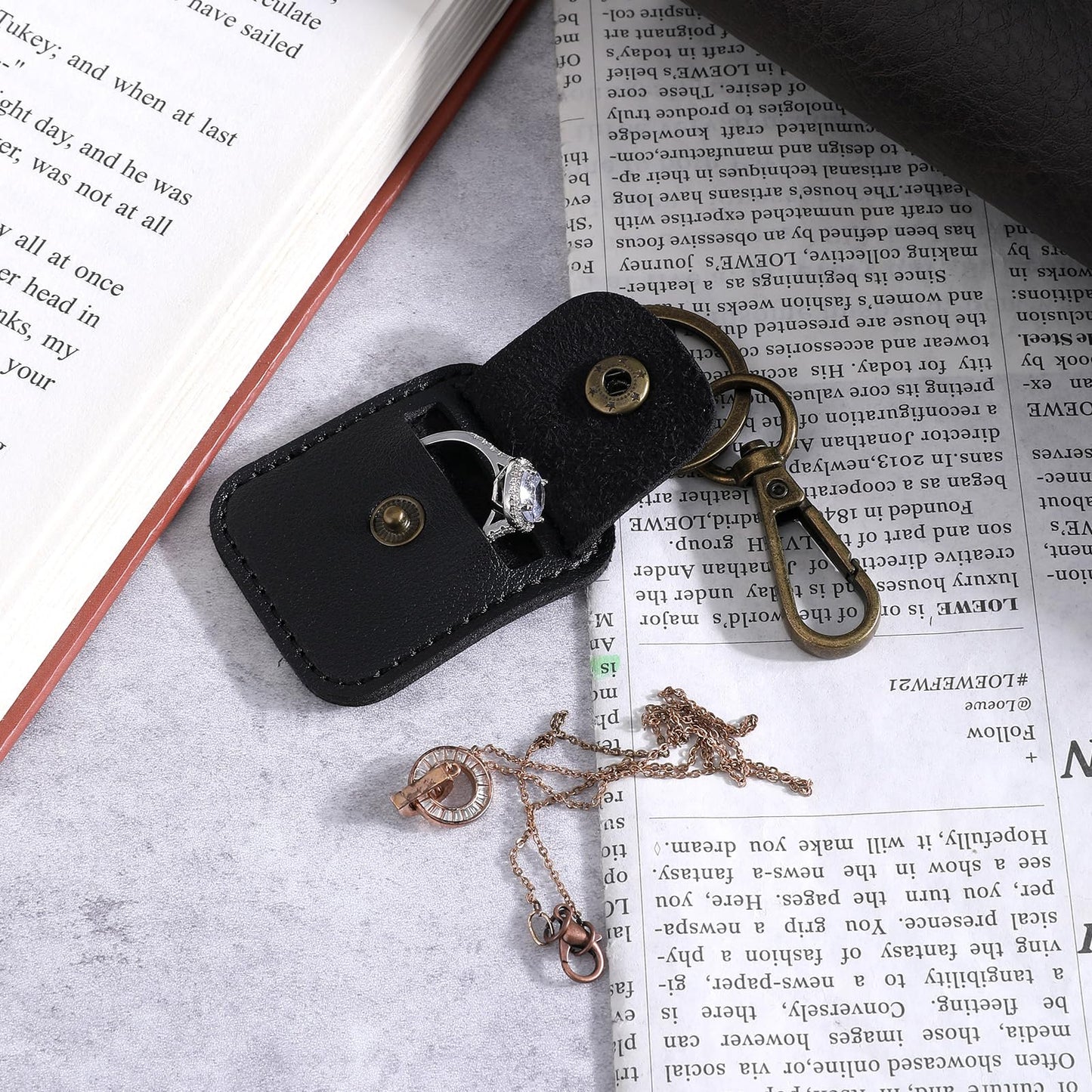 InnoHHustle Leather Ring Holder Keychain, Portable Gym Ring Holder Jewelry Keychain Travel Pouch for Wedding Necklace（Black）