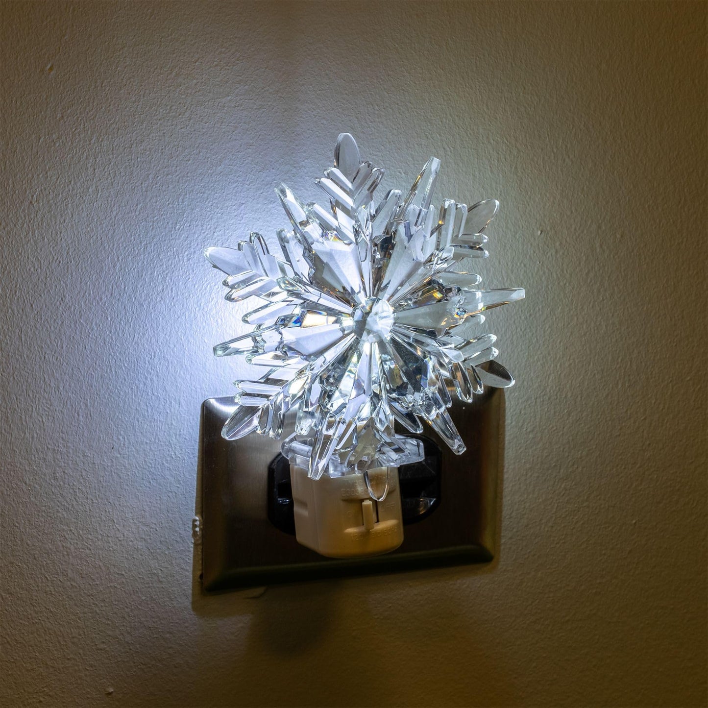 Novelty Lights LED Lamp Snowflake Pure White Christmas Decoration Night Light with Swivel Plug