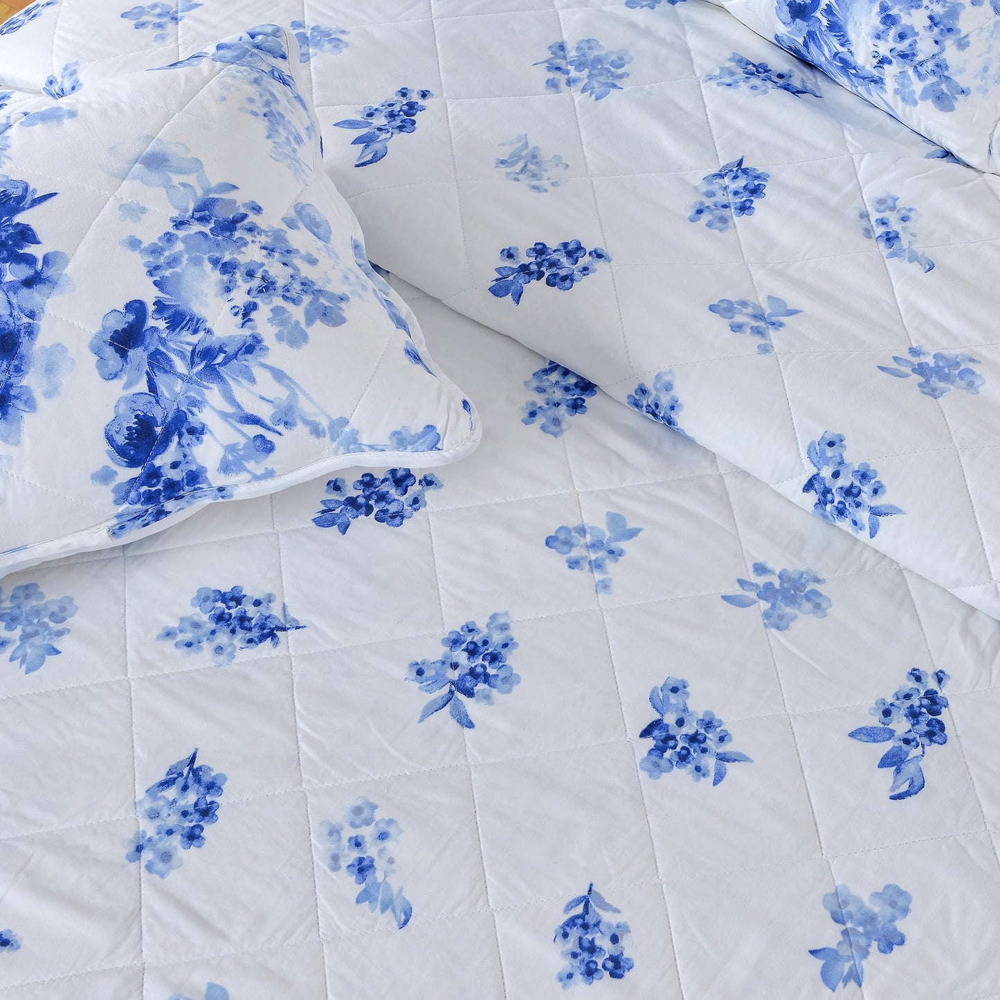 Great Bay Home Floral Twin/Twin XL Quilt Set with Shams, Blue Floral Bedding Set, All-Season, Lightweight Bedspread. Reversible, Farmhouse Bedding. (Twin/Twin XL, Jacqueline)