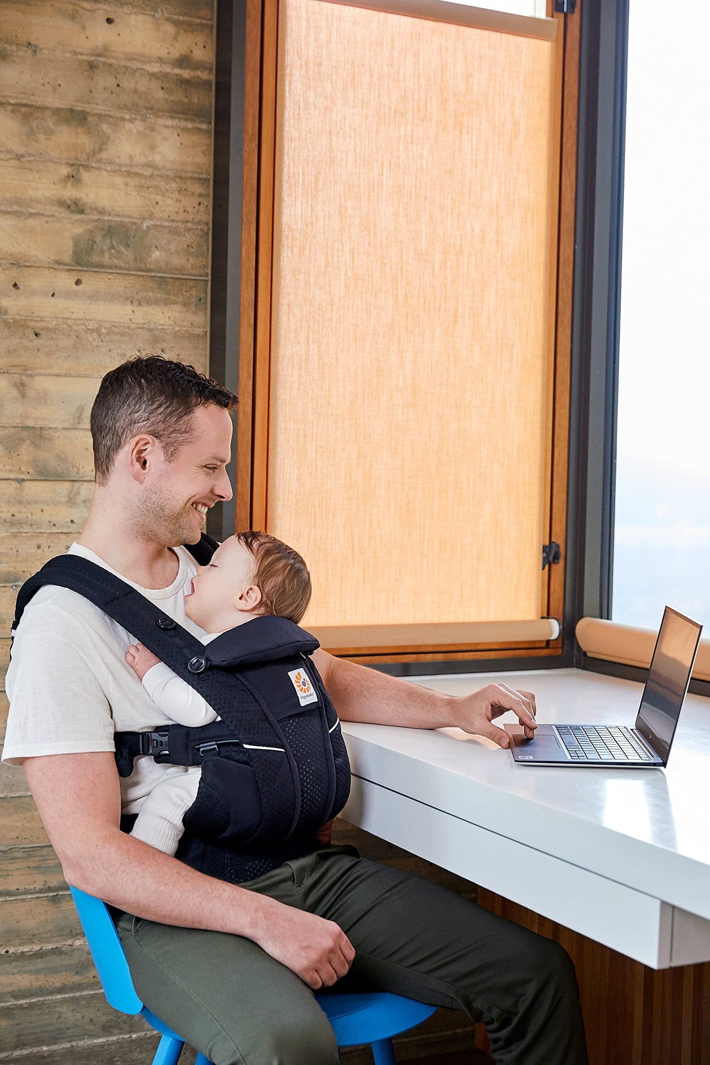 Ergobaby Omni Breeze Carrier for Newborns, from Birth to 20.4 kg, 4 Positions, SoftFlex Mesh, Ergonomic Baby Front-Inward and Back Carry Position, Onyx Black