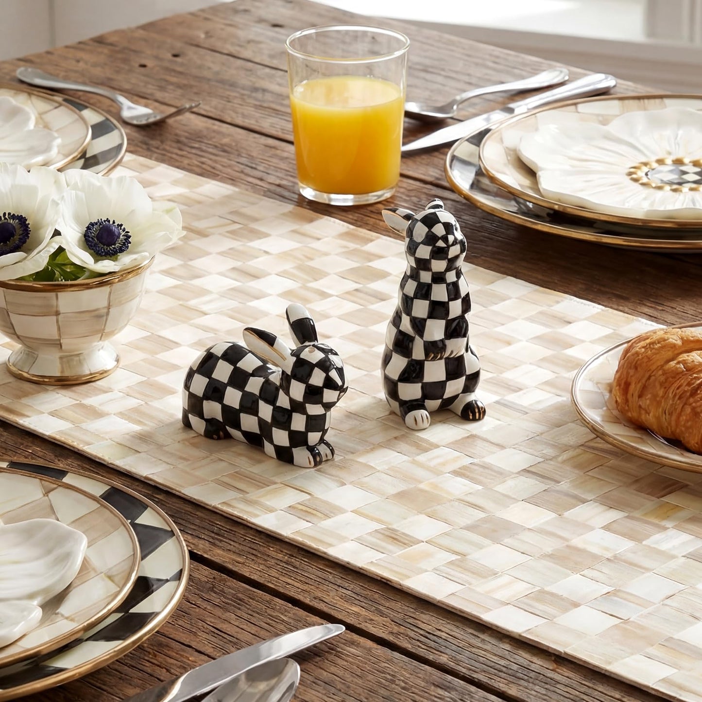 Weysat 2 Pcs Bunny Salt and Pepper Shaker Set Easter Fine Ceramic Bunny Salt and Pepper Holders Cute Black and White Rabbit Gifts for Easter Home Kitchen Item Table Decoration 3.75 H