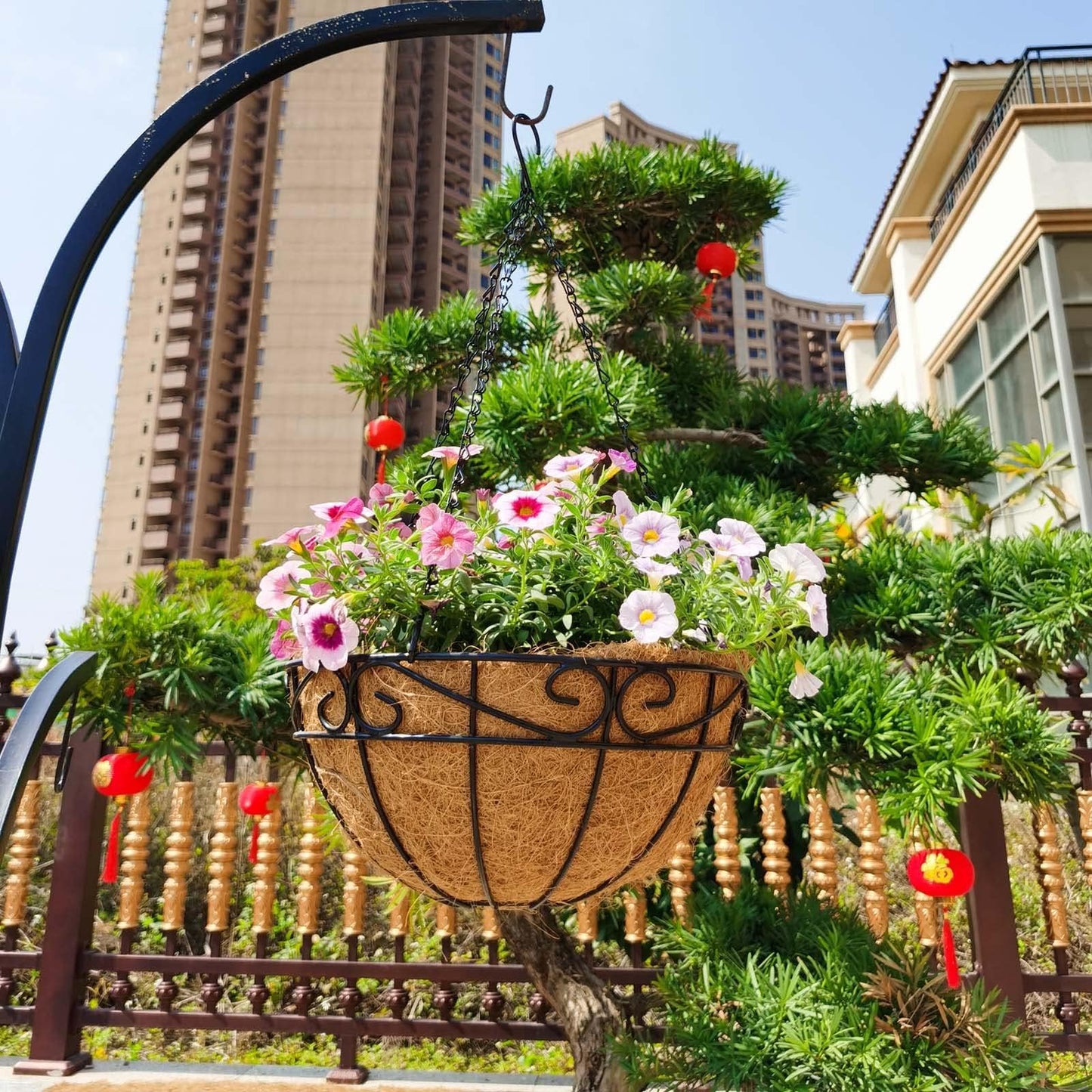 EIMQUVW Outdoor Metal Hanging Planters Basket (2pack, 12 inch) Hanging Baskets for Plants Chain Round Wire Plant Holder with Coco Fiber Liners for Garden, Patio, Deck, Porch(Flower Border)