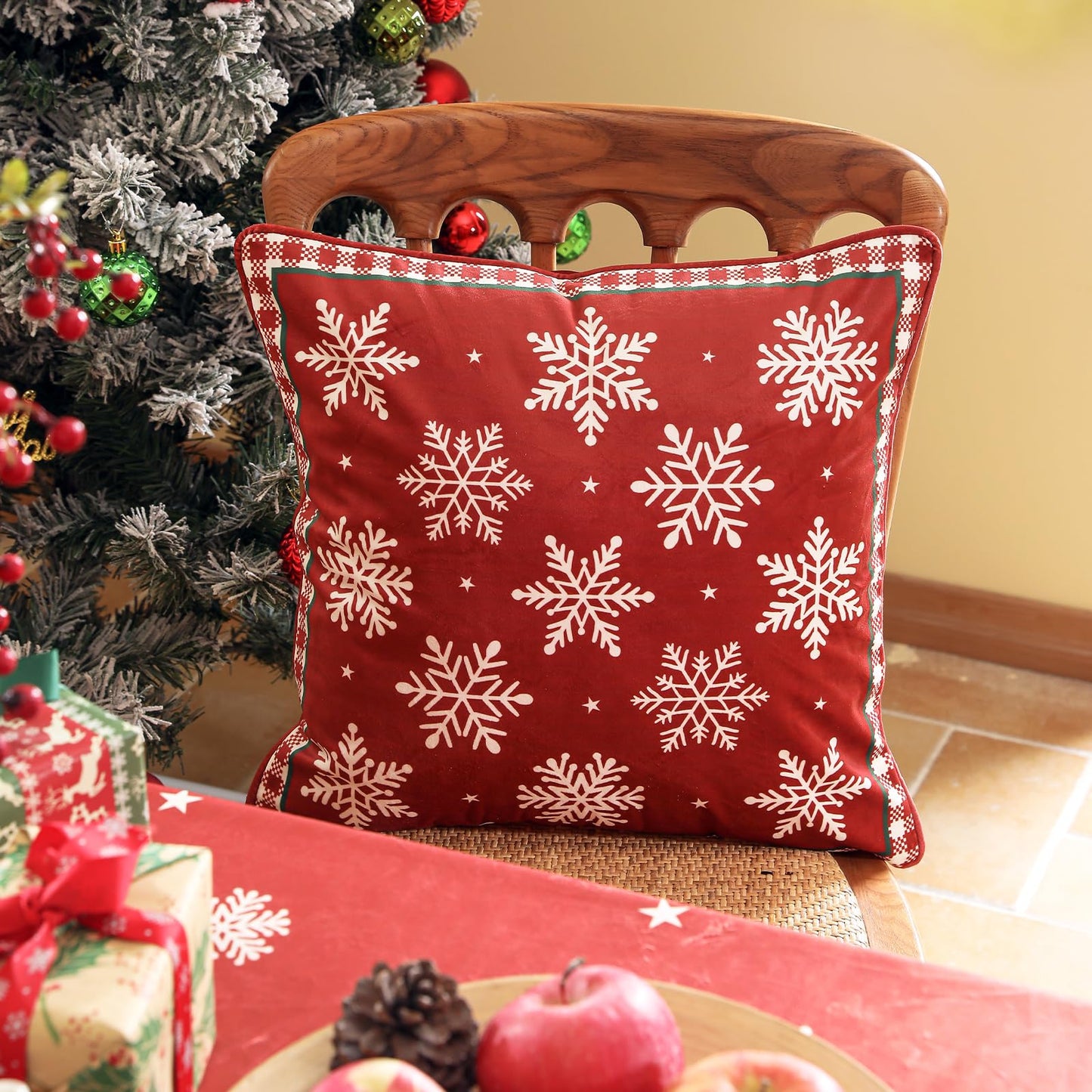 ISAENNE Design Square Classic Chrismas Style Throw Pillow Covers 18"x18", Red Soft Velvet Cushion Cover with Snowflakes Pattern Decor Pillowcases for Bed,Living Room,Outdoor,Car
