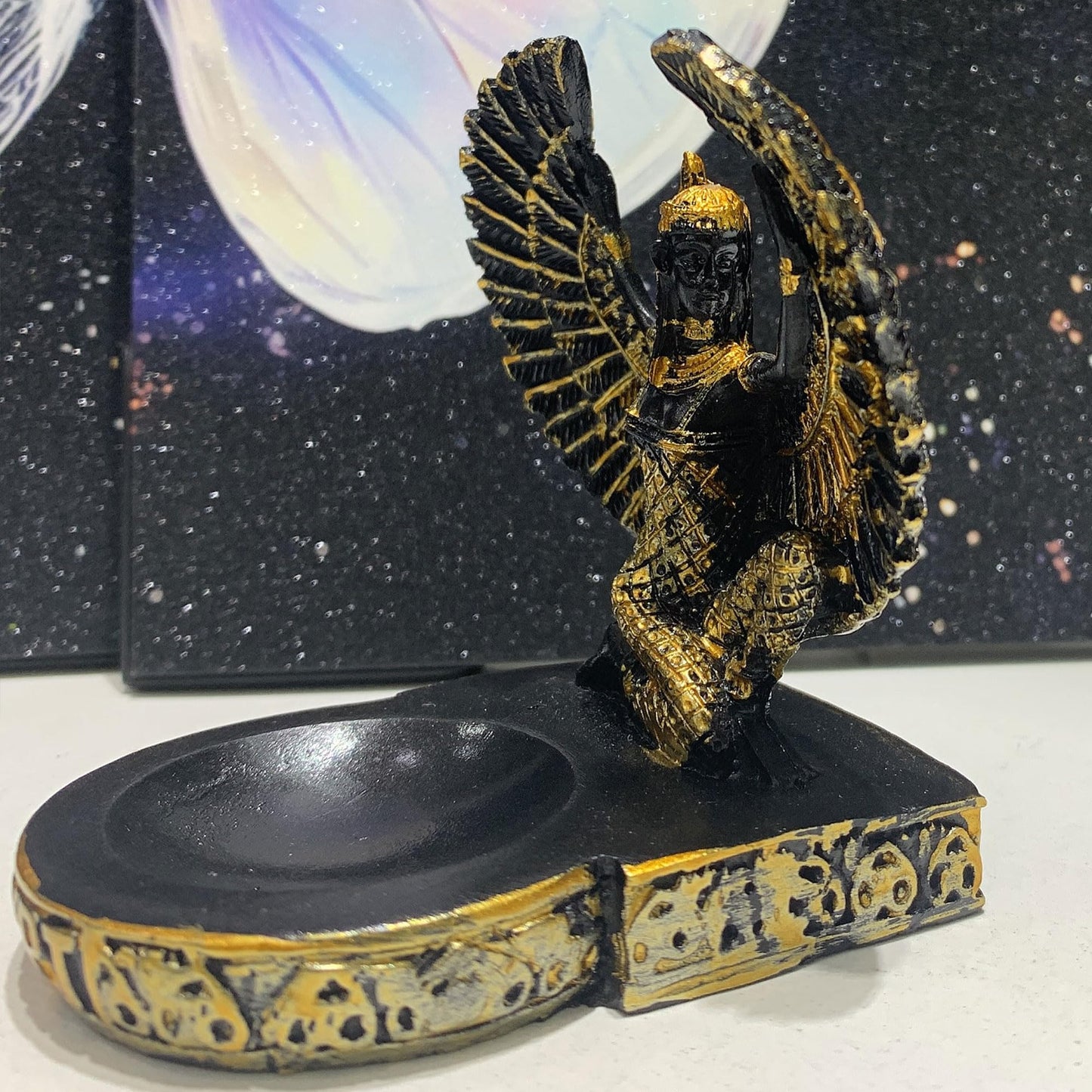 VSPDVO Open Wings Kneeling Egyptian Isis Figurine Ancient Egyptian Mythology Goddess Sculpture Crystal Ball Holder Home Décor Collectible Figurine Egypt Souvenirs(1 Ball)