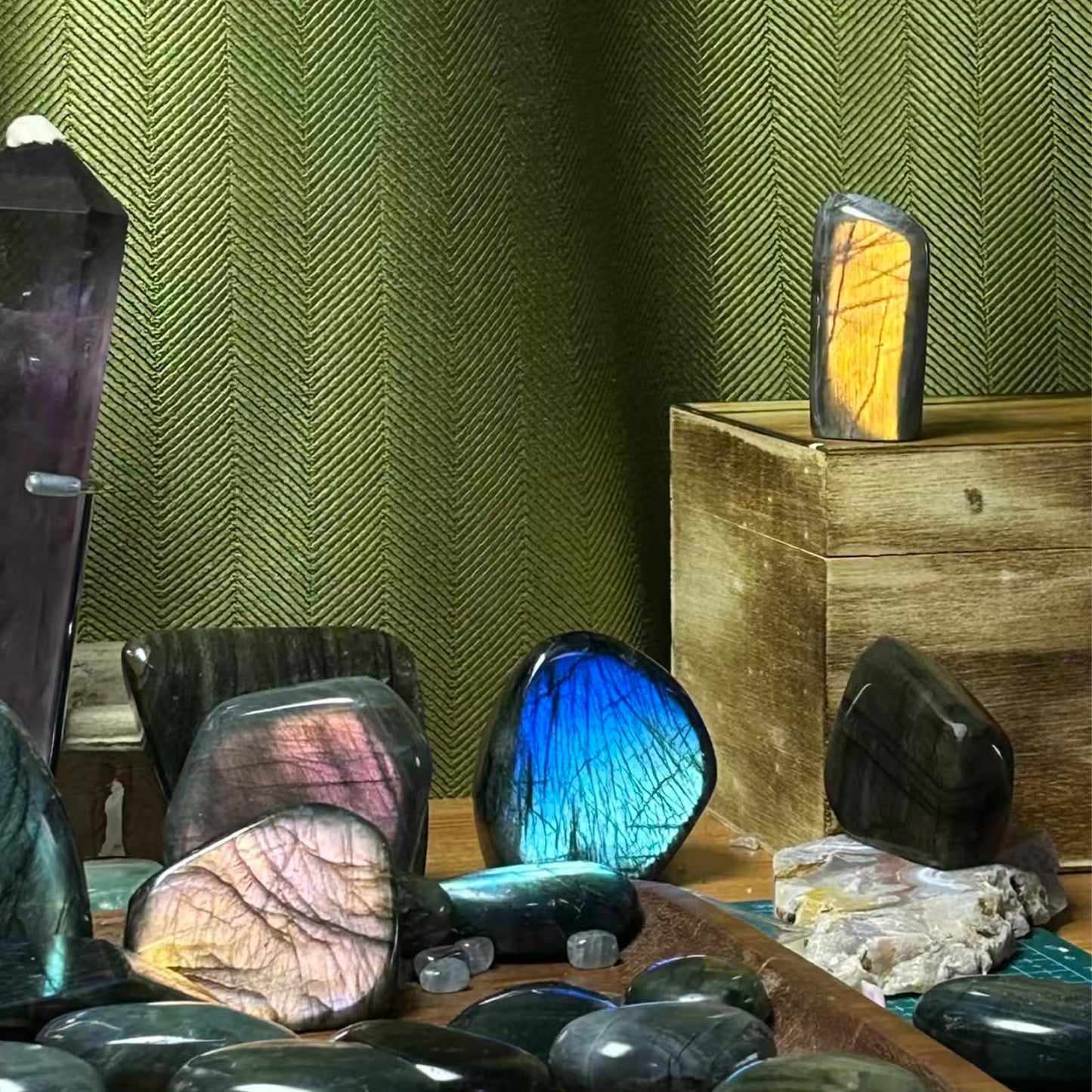 Wemeki Natural Labradorite Stone, Polished Blue Labradorite Crystal Stone, Healing Crystal Labradorite Gemstone for Home Decor, Meditation, Crystal Collection (0.6-0.9 LB)