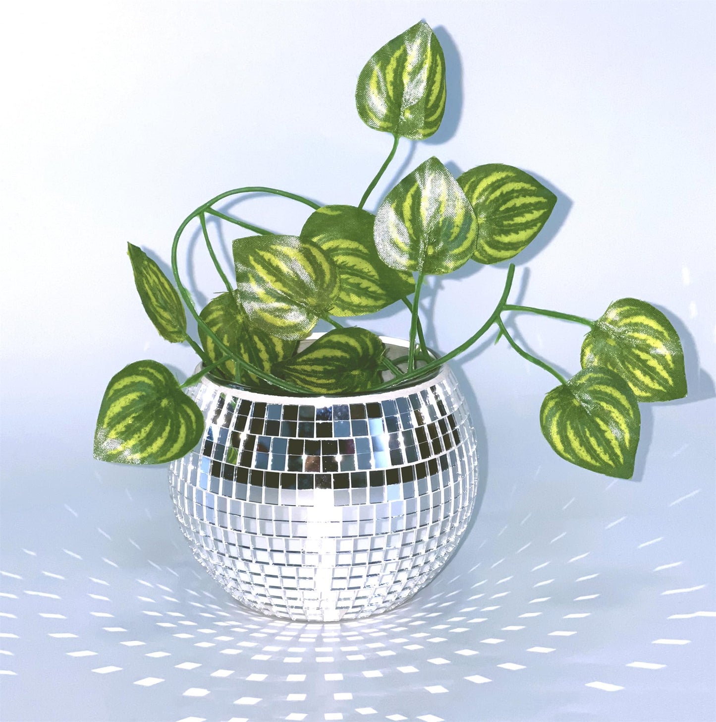 Qiumyanlod Disco Ball Planter,Disco Ball Vase,Disco Ball Flower Pot,Disco Ball Bowl,Disco Plant Holder,Silver Mirror Glass Disco Ball Decor Vase for Table Centerpieces,Party,Bar,Office,4 * 5 * 5IN