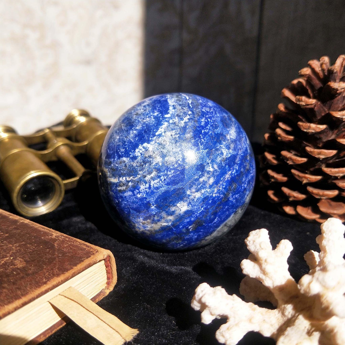 AierCrystal Natural Stone Crystal Sphere Feng Shui Home Decoration Ball Positive Energy Scrying Orb for Meditation Tool for Spiritual Space Purification Globe Diameter 4-5cm Lapis Lazuli Sphere