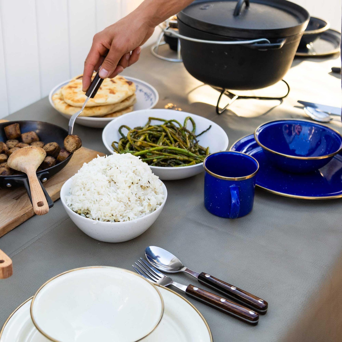 GSI Outdoors Mesa 4-Person Enamelware Camp Set – Classic Enamel Finish with Stainless Steel Rim, 12-Piece, Dishwasher Safe, Multi-Color