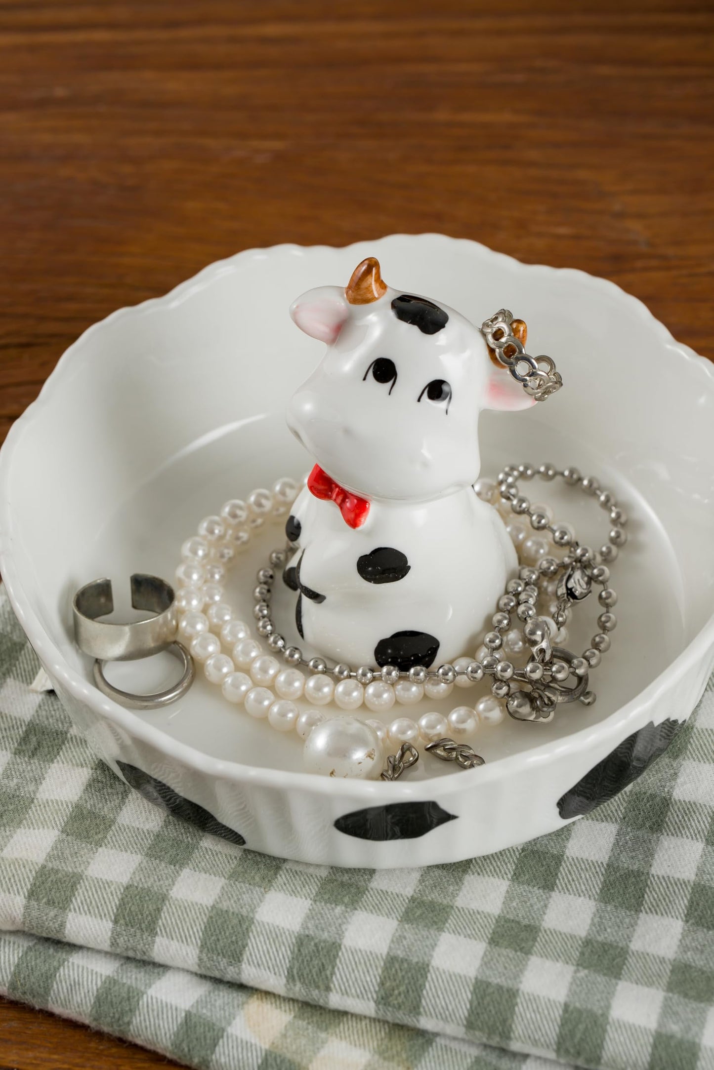 DIHOclub Decorative Ceramic Candy Bowl - Snack Serving Dish for Pistachios, Nuts, Candies, Jewelry Storage, Perfect for Holidays, Parties, and Gifts, 6 Inches(White Cow)