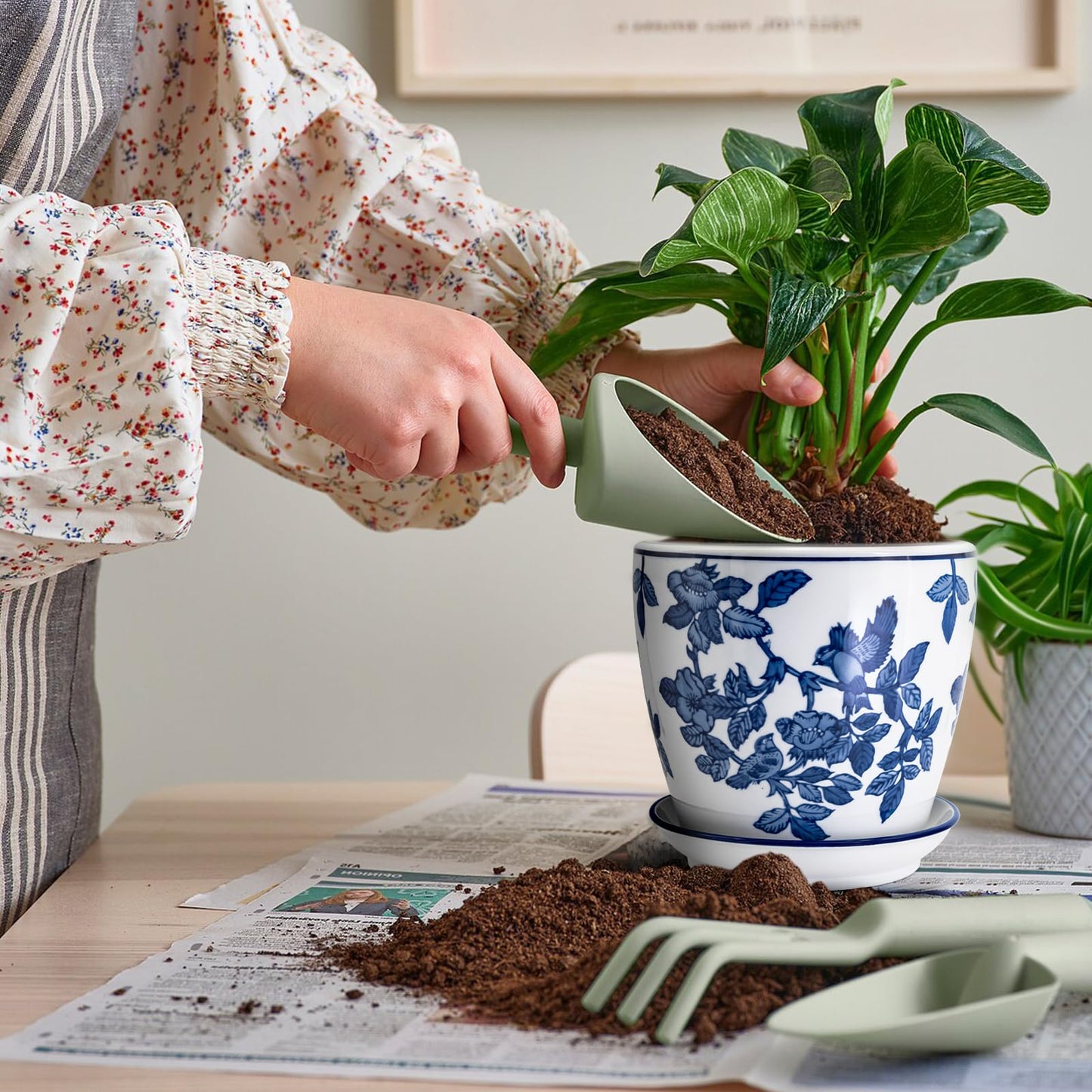 HakkaGirl 8 inch Ceramic Flower Pots, Chinoiserie Decor Ceramic Planter Plant Pots for Indoor Plants with Drainage and Saucer, Blue and White