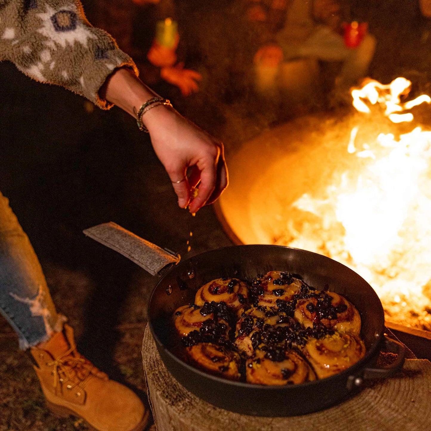 GSI Outdoors Guidecast Outdoor Cookset: 10" Deep Frypan with Dome Lid, Dual-Sided Cast Iron Griddle/Grill, Removable Handles
