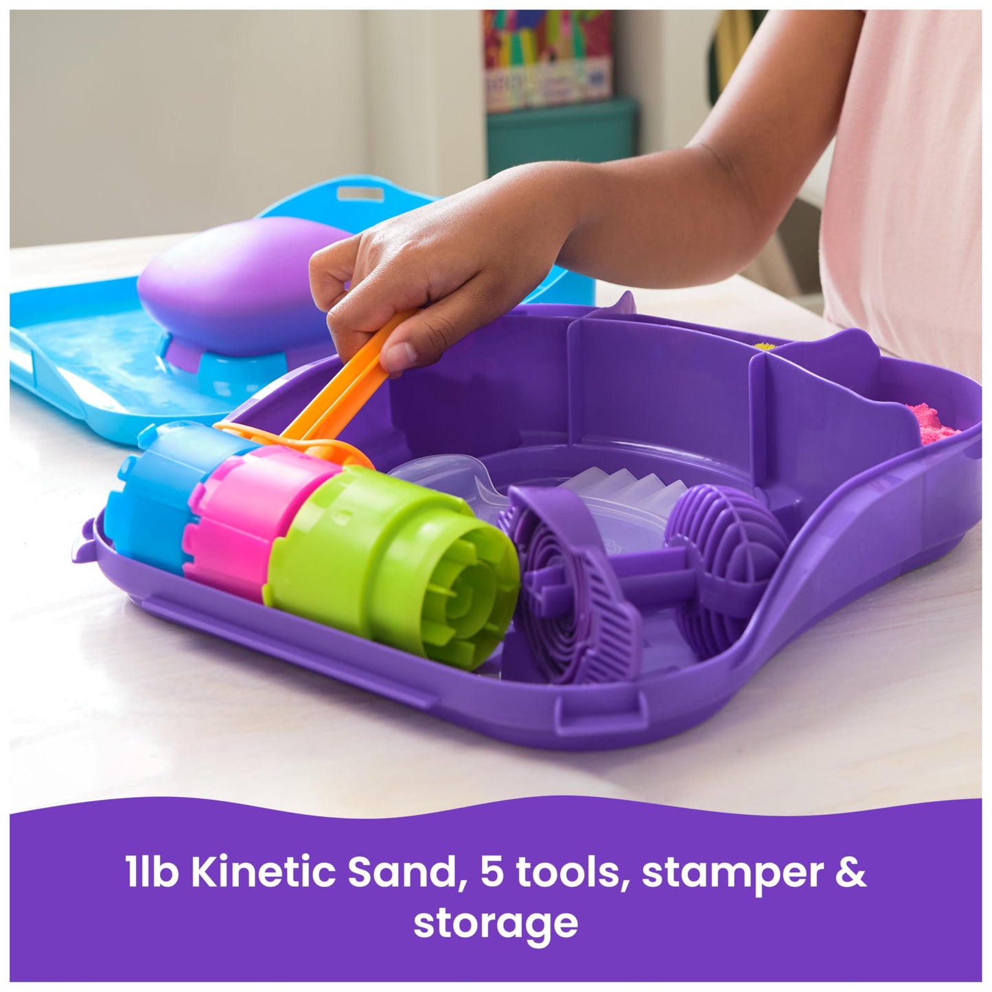 Kinetic Sand, SquishMotion Playset with 453g Pink, Yellow, Blue Play Sand, Stamper & 5 Tools, Reusable Storage Case, Sensory Toys for Kids Aged 5+