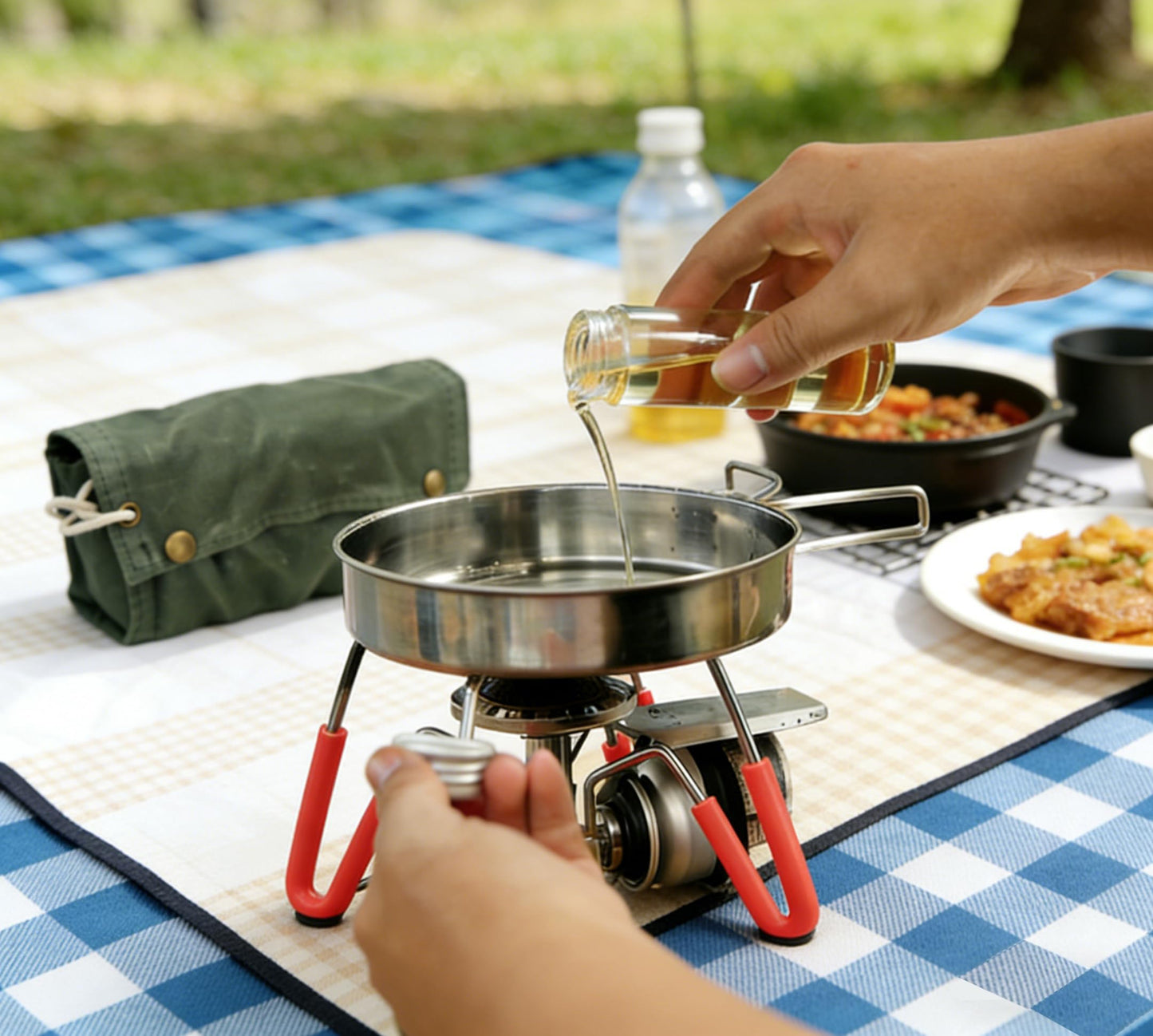 WINRIOO Camping Travel Spice Kit，Portable Mini Camping Spice Containers with 6 Jars，1 Salt/Pepper Grinders，2 Oil Spray，Foldable Canvas Seasoning Storage Bag for Outdoor Picnic BBQ