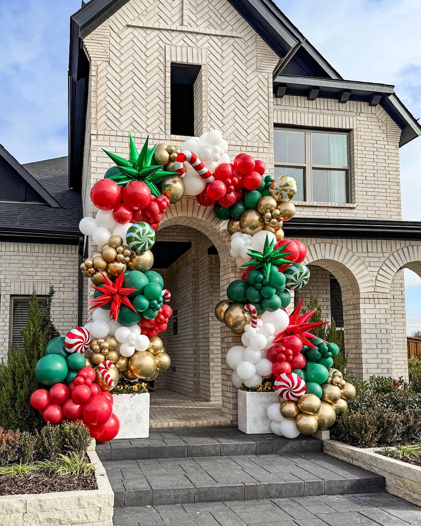 Christmas Balloon Arch Kit, 124pcs Green White Red Balloons with 16ft Tape Strip & Dot Glue for Christmas Birthday Baby Shower Wedding Party Decorations