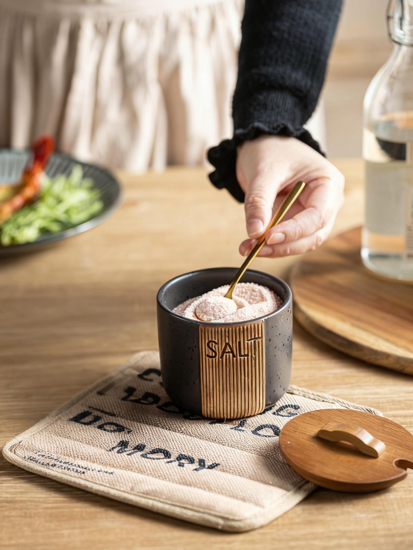 YHOJOY Salt Container for Countertop, Ceramic Salt Cellar with Lid & Spoon, Farmhouse Salt Bowl for Mother's Day, 10 OZ, Black