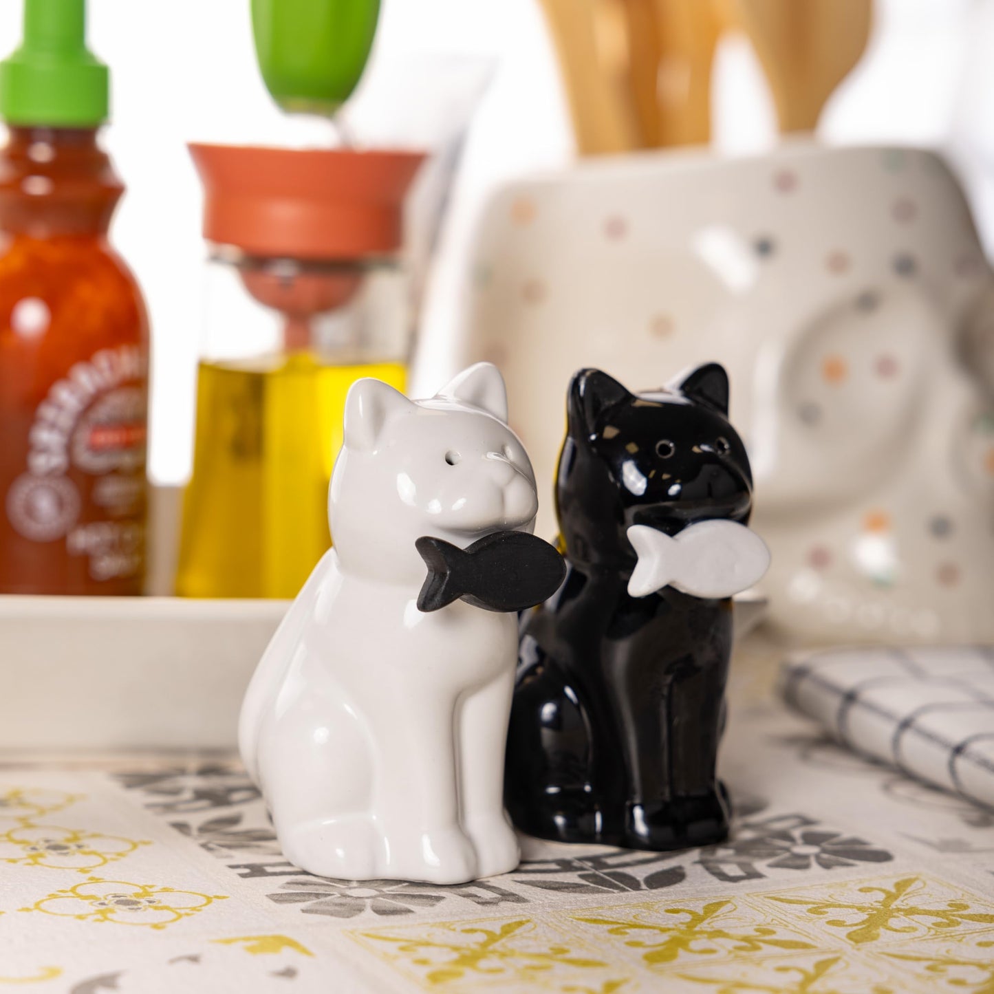 Fisura - Original salt and pepper shaker "cat". Salt and pepper set for the table in the shape of a cat. Set of ceramic salt and pepper shakers. 2 pieces. 1,97 x 3,54