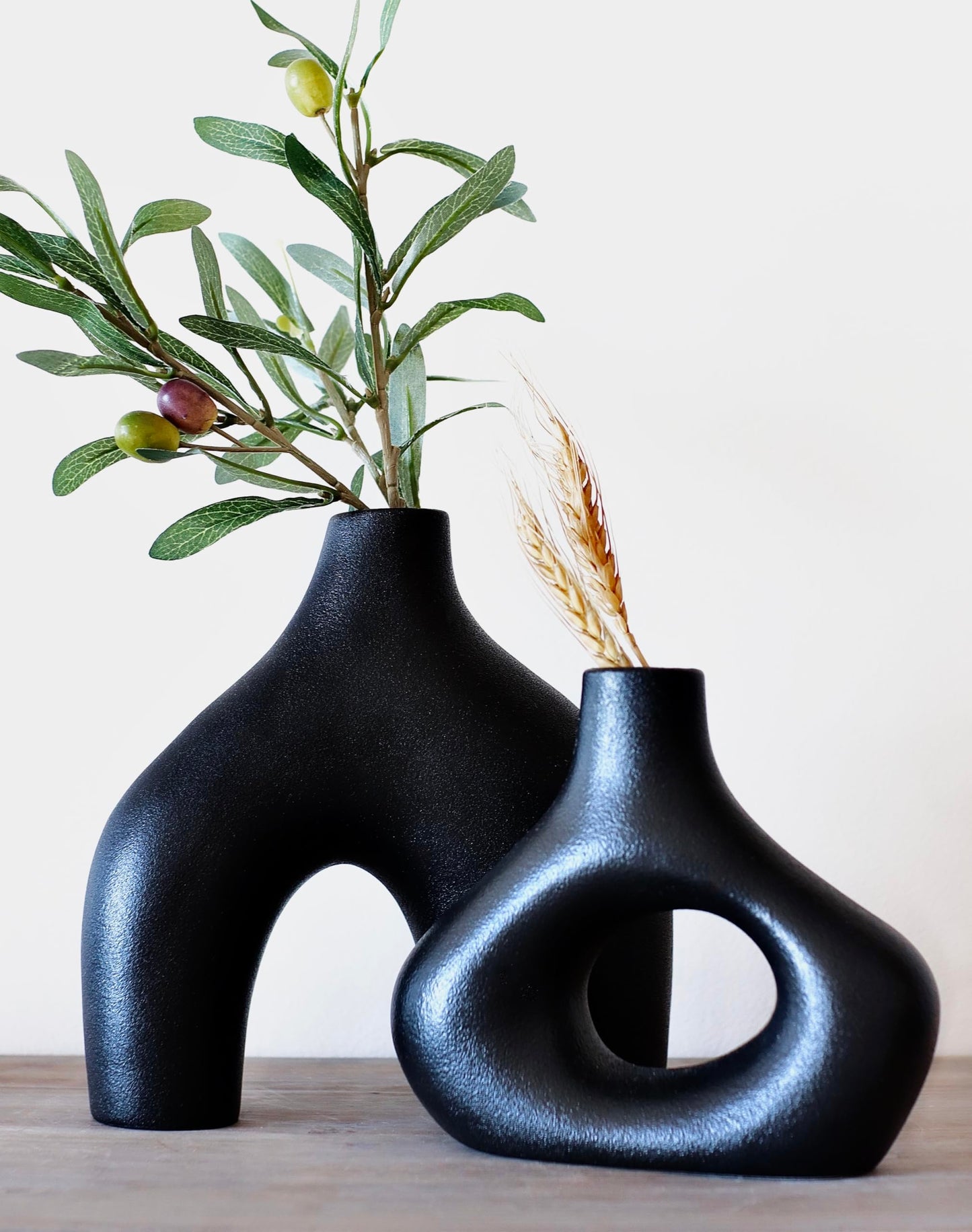 Carrot's Den Donut Vase, Set of 2 - Minimalist Nordic, White Ceramic Hollow Donut Vase Decor | Table Centerpiece, Olive Plant, Wedding, Living Room, Bookshelf, Office, Modern Home, Entryway, Console