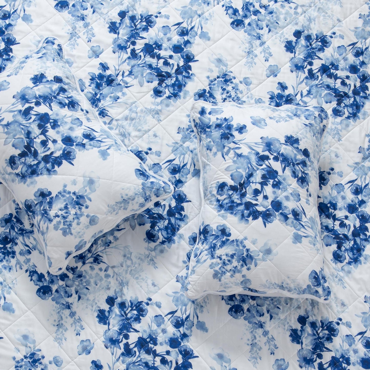 Great Bay Home Floral Twin/Twin XL Quilt Set with Shams, Blue Floral Bedding Set, All-Season, Lightweight Bedspread. Reversible, Farmhouse Bedding. (Twin/Twin XL, Jacqueline)