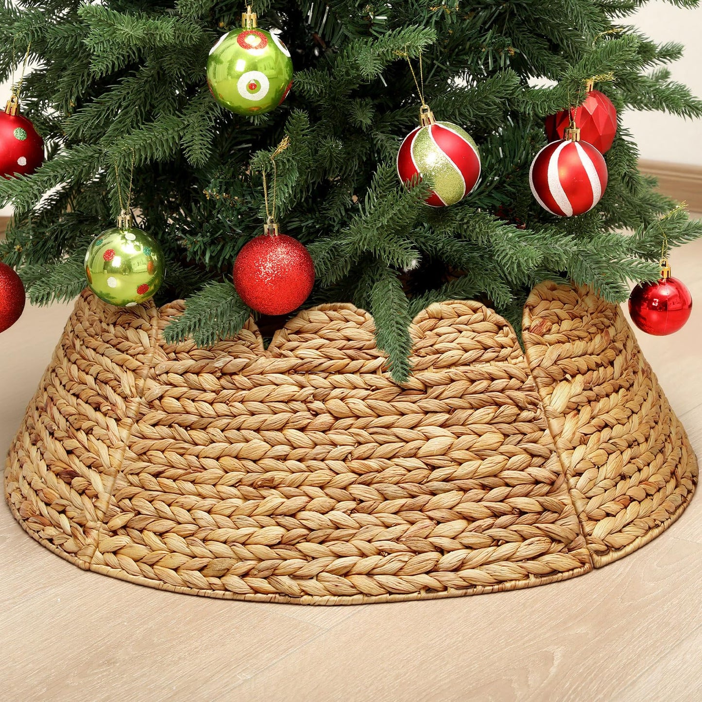Cinnvoice Woven Rattan Scalloped Christmas Tree Collar 24 Inch Natural Ring Rustic Farmhouse Water Hyacinth Base Cover Skirt for 4-6 ft Xmas Tree Holiday House Decoration