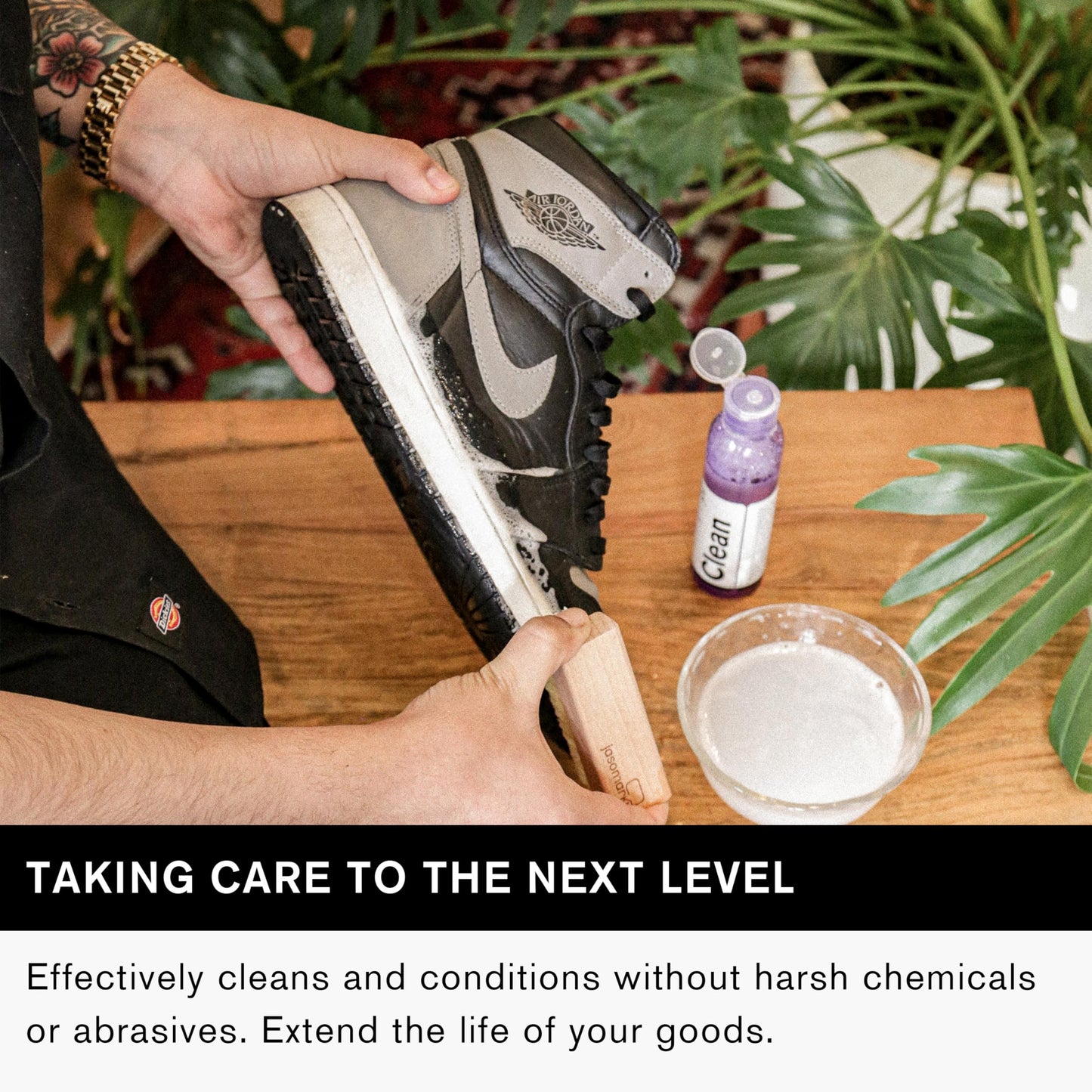 Jason Markk Essential Kit, Shoe Cleaner, Trainers Care, 2-Piece Set, Deep Cleaning Solution & Durables Brush, Ideal for Footwear, Full Grain Leather, Rubber, and more, 4oz