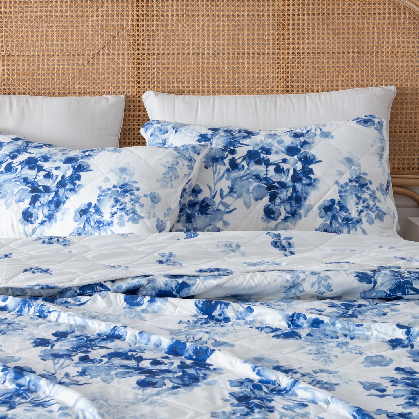 Great Bay Home Floral Full/Queen Quilt Set with Shams, Blue Floral Bedding Set, All-Season, Lightweight Bedspread. Reversible, Farmhouse Bedding. (Full/Queen, Jacqueline)