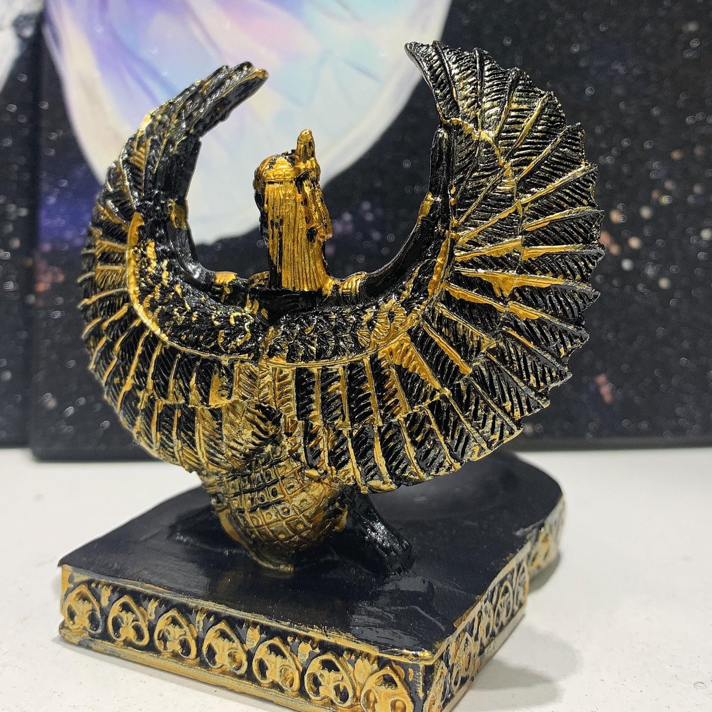 VSPDVO Open Wings Kneeling Egyptian Isis Figurine Ancient Egyptian Mythology Goddess Sculpture Crystal Ball Holder Home Décor Collectible Figurine Egypt Souvenirs(1 Ball)