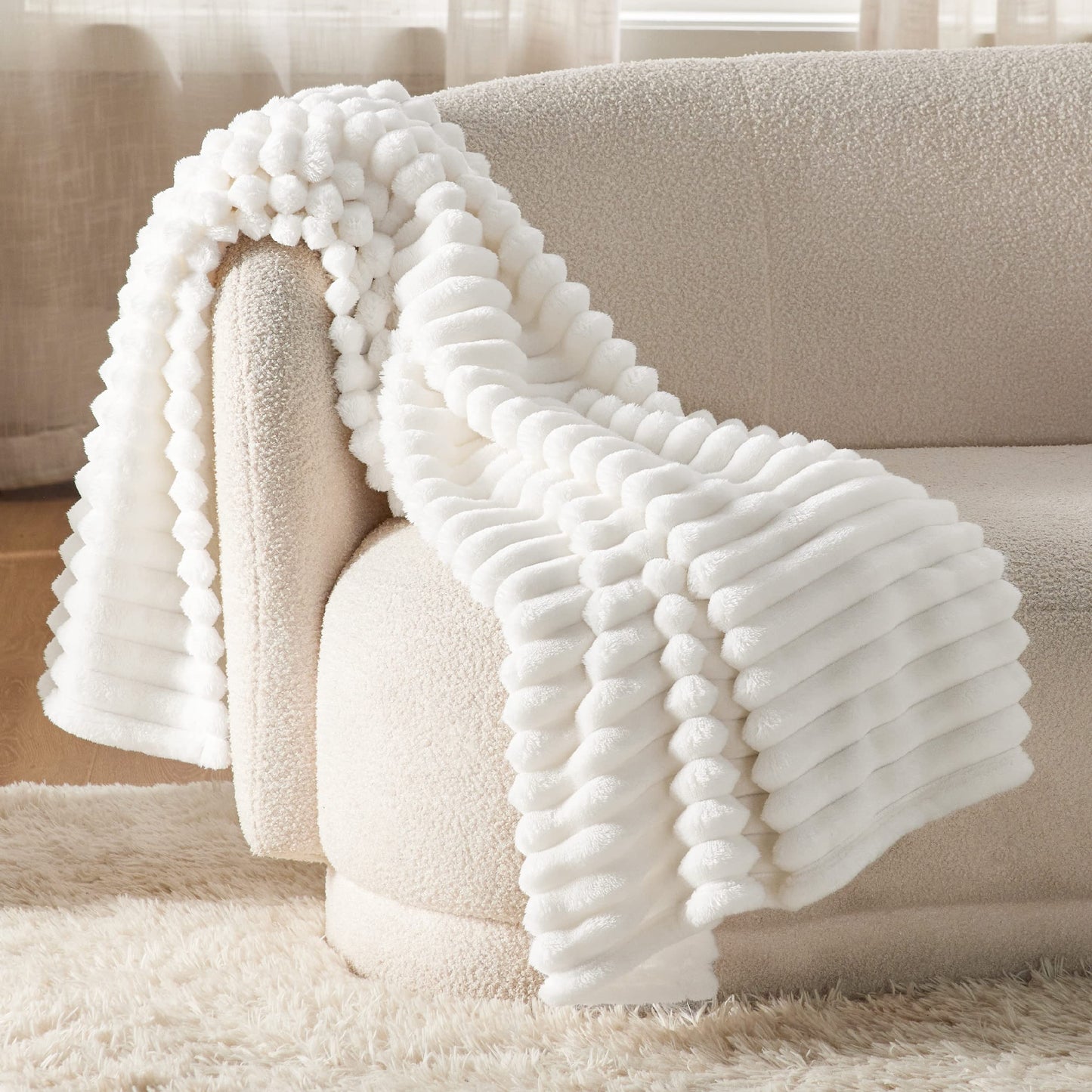 Bedsure Fleece Throw Blanket（White ＆ Beige）