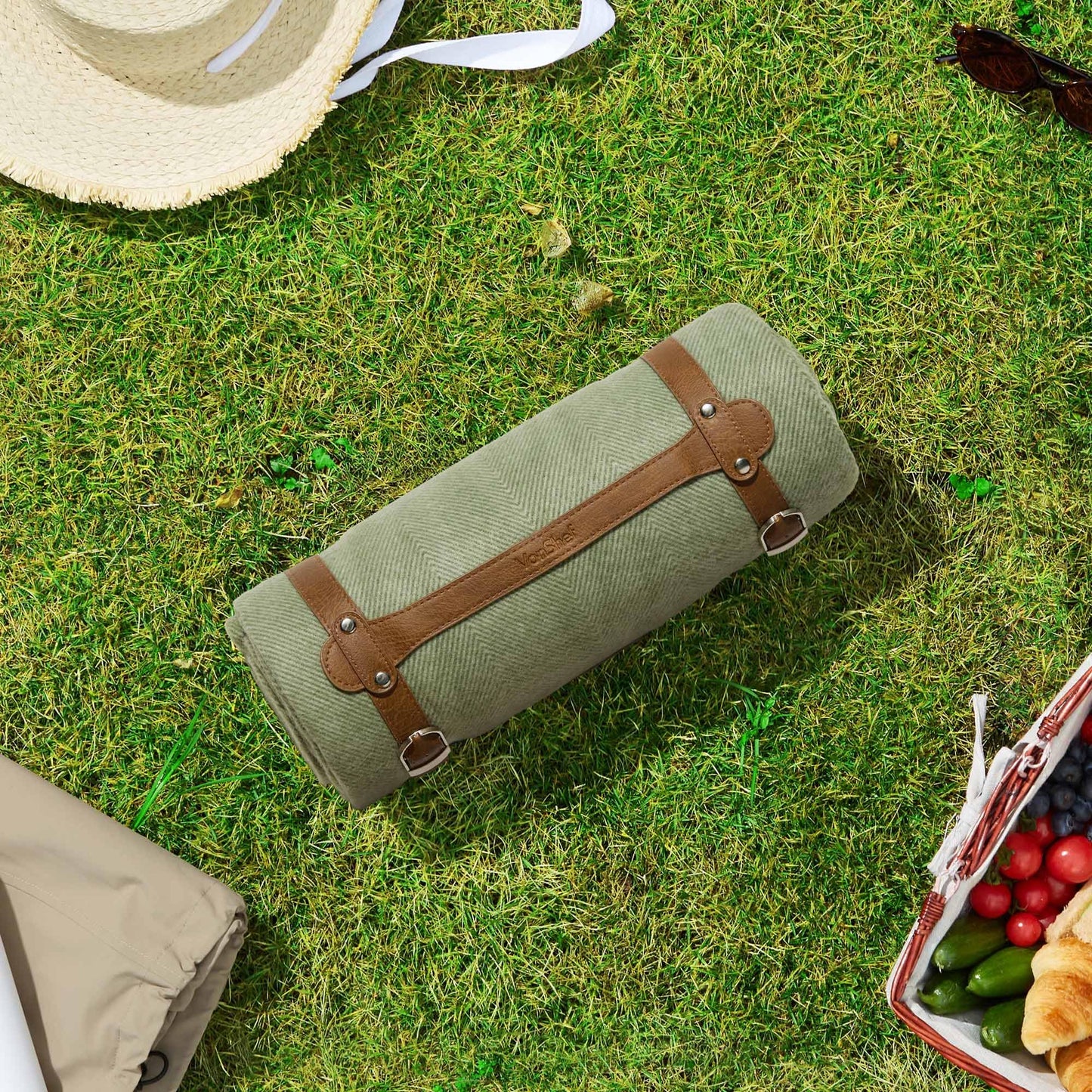 VonShef Picnic Blanket, Green Herringbone Outdoor Rug with Waterproof Backing, 6 Person Weatherproof Picnic Mat with Faux Leather Handle, Water Resistant Camping Accessories, 147x180cm