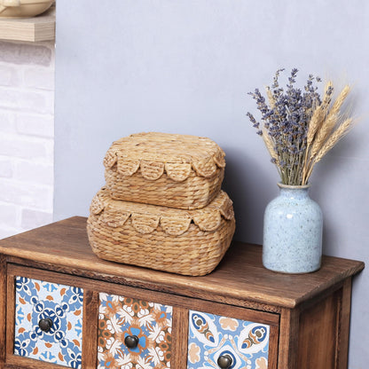 LUSYDECO Set of 2 Wicker Storage Baskets with Lid, Rattan Basket Decorative Boxes, Woven Storage Box Hyacinth Basket with Lids, Small Scalloped Edge Wicker Baskets with Lids