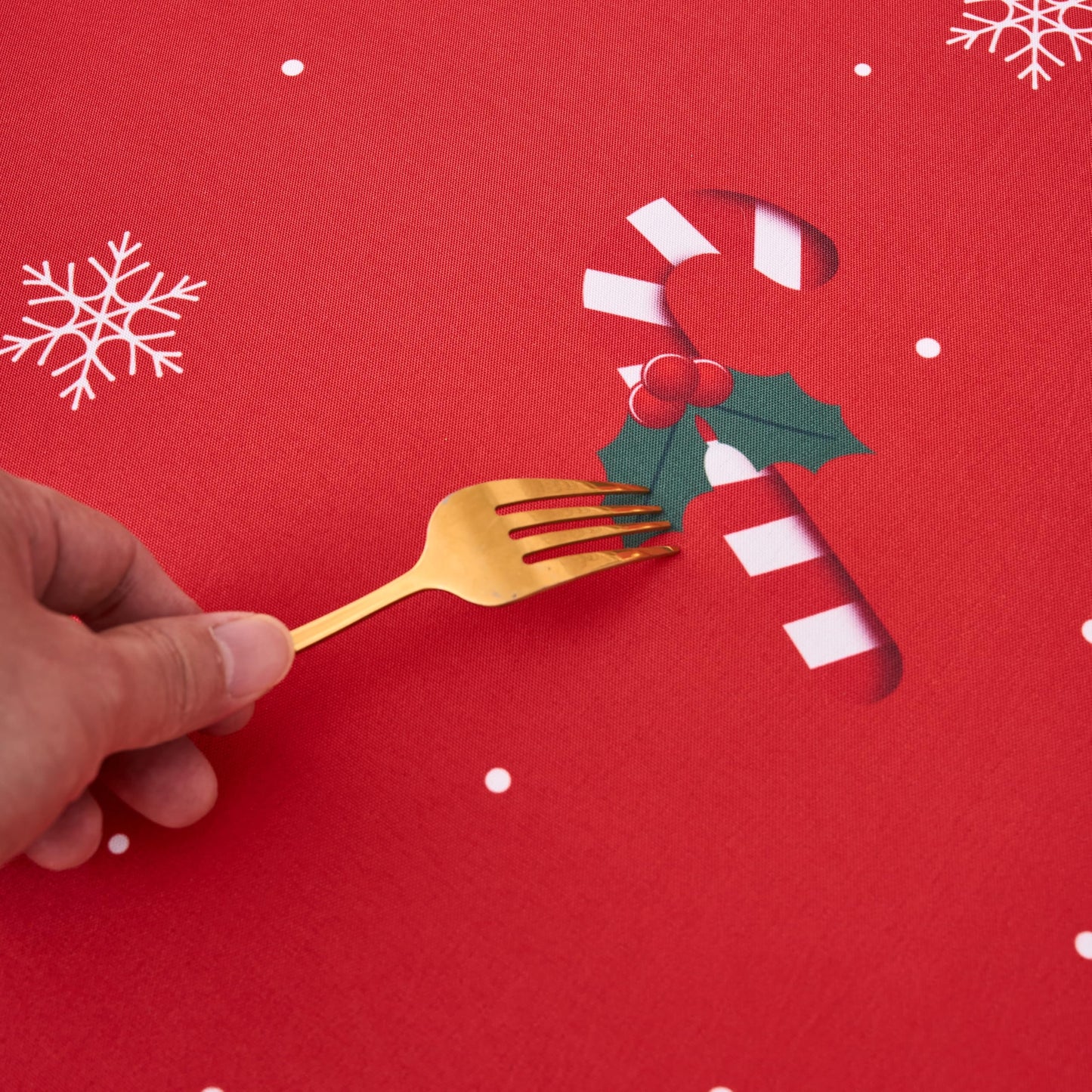 Christmas Tablecloths Rectanglar Winter Snowman Farmhouse Christmas Tree Table Cloth- 60 x 84 Oblong Polyester Red Xmas Table Cover Washable Waterproof for Holiday Decoration Party Kitchen Dining
