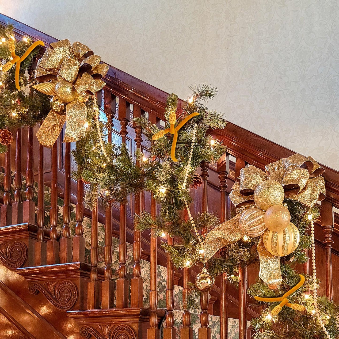 Zhengmy 16 Pcs 25 Inches Christmas Velvet Garland Ties Christmas Decorative Twist Ties for Banister Reusable and Flexible Twist for Xmas Home Decorations Holiday Craft Wrapping(Gold)