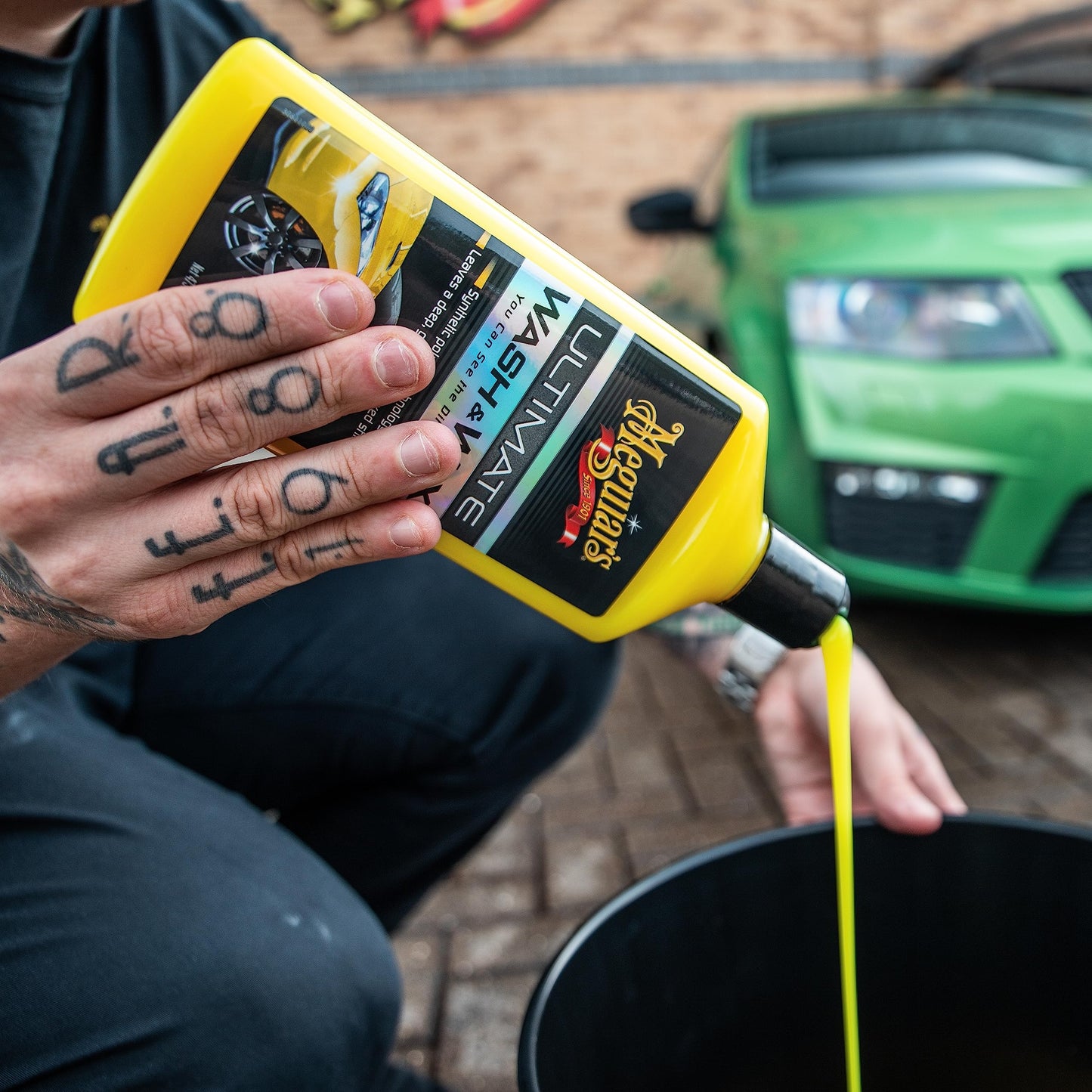 Meguiar's Deluxe Car Care Kit V2 - Complete Cleaning Kit with Storage Bag - Wash, Wax, Window & Wheel Detailing - DELKITV2
