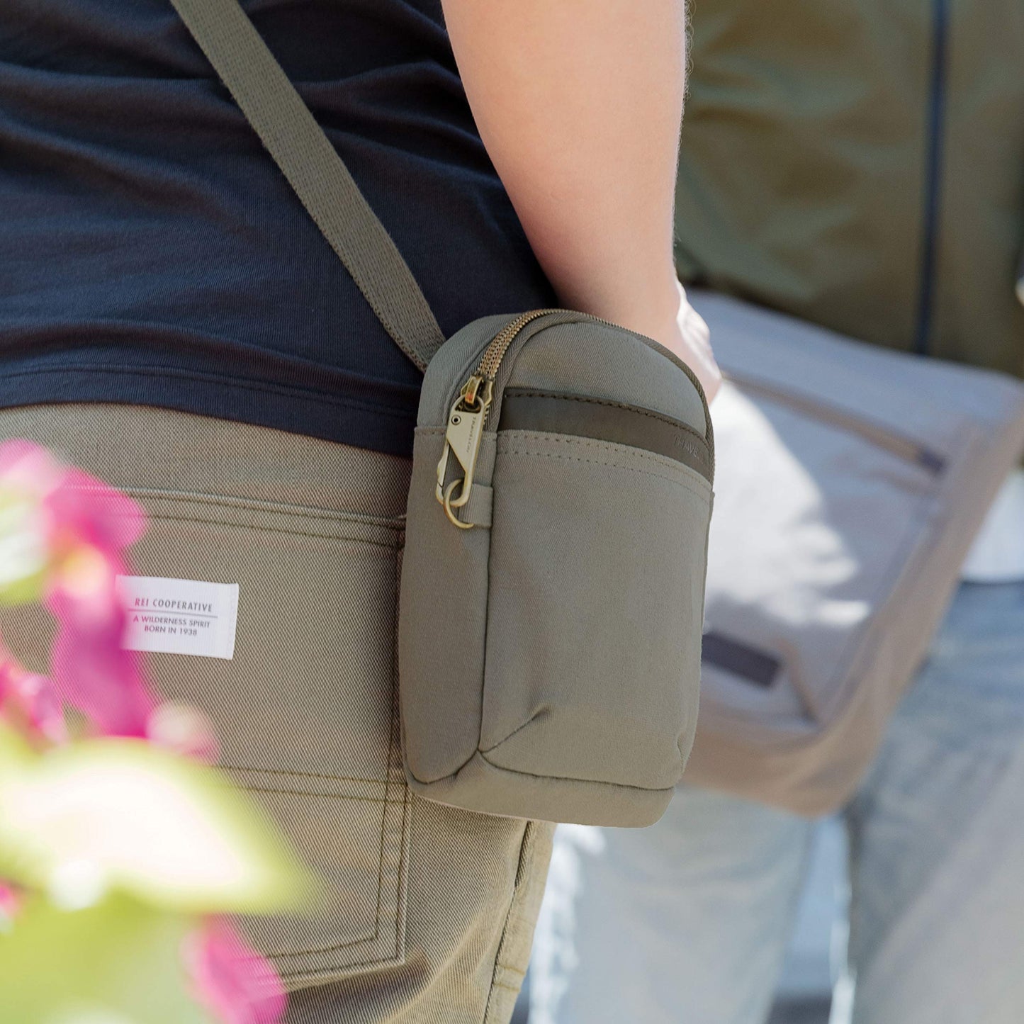 Travelon Unisex Adults Anti-theft Courier Mini Crossbody Cross Body Bag, Navy, 4.5 X 6.5 X 1.75 US