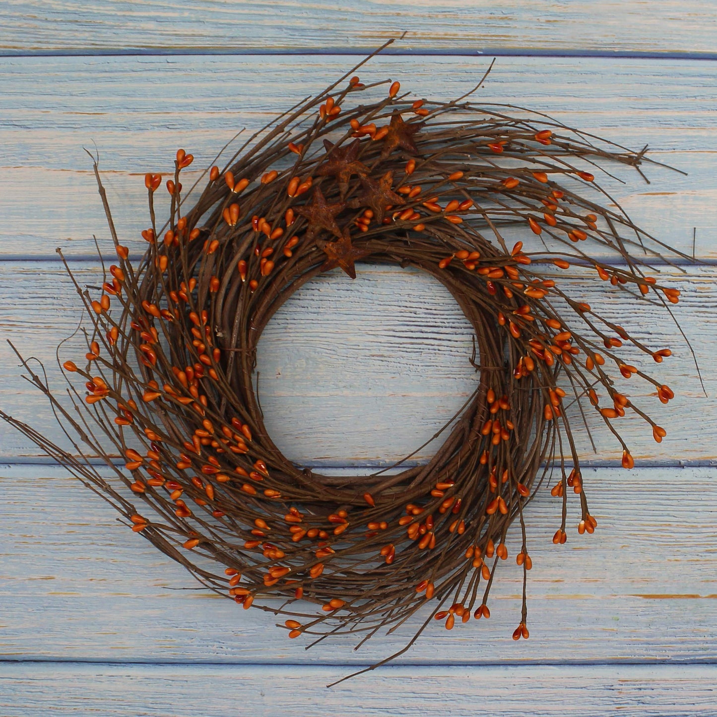 CVHOMEDECO. Primitives Rustic Pip Berries and Twig with Rusty Barn Stars Wreath, 12-Inch, Gold