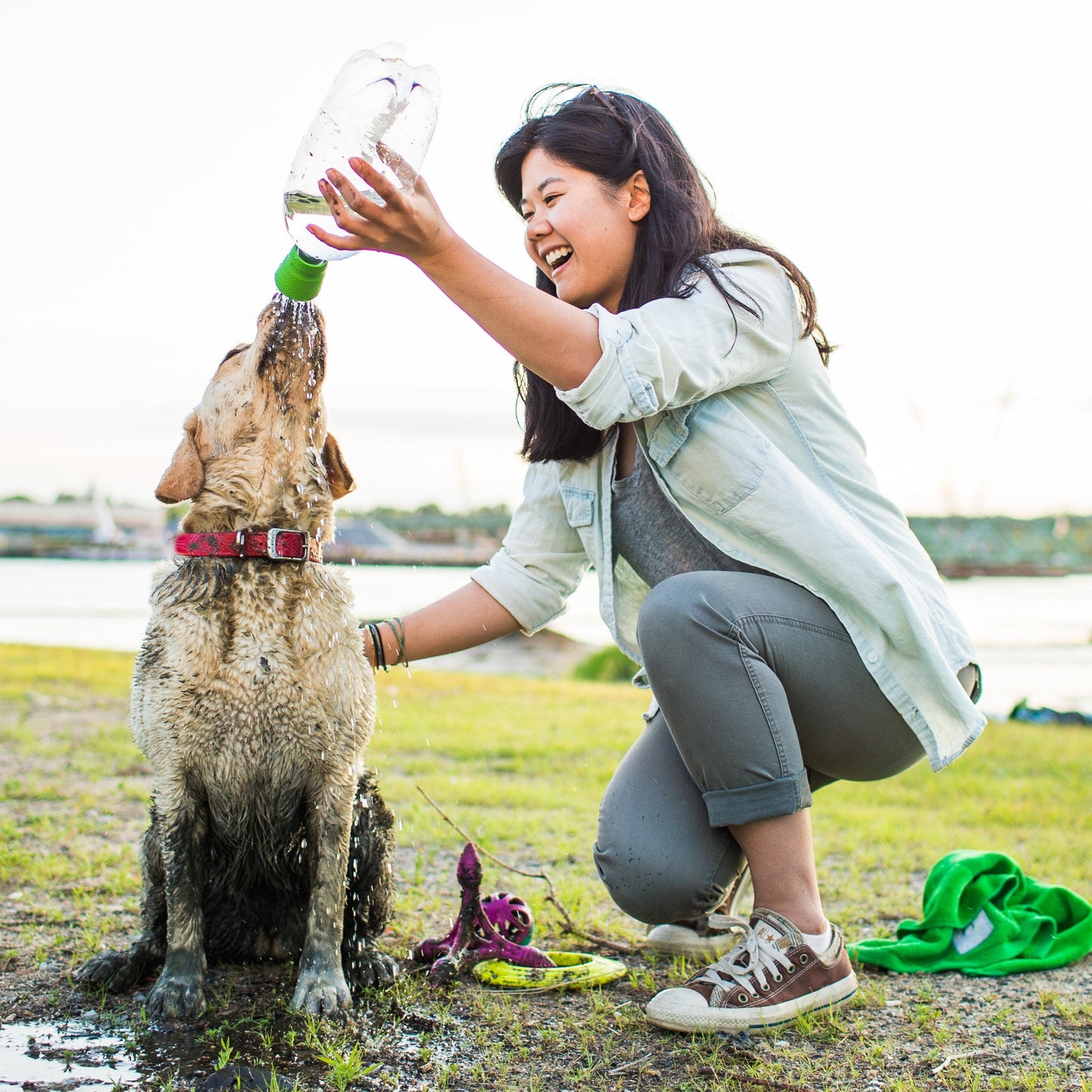 Kurgo Mud Dog Travel Shower, Works with any 2 Litre Water Bottle