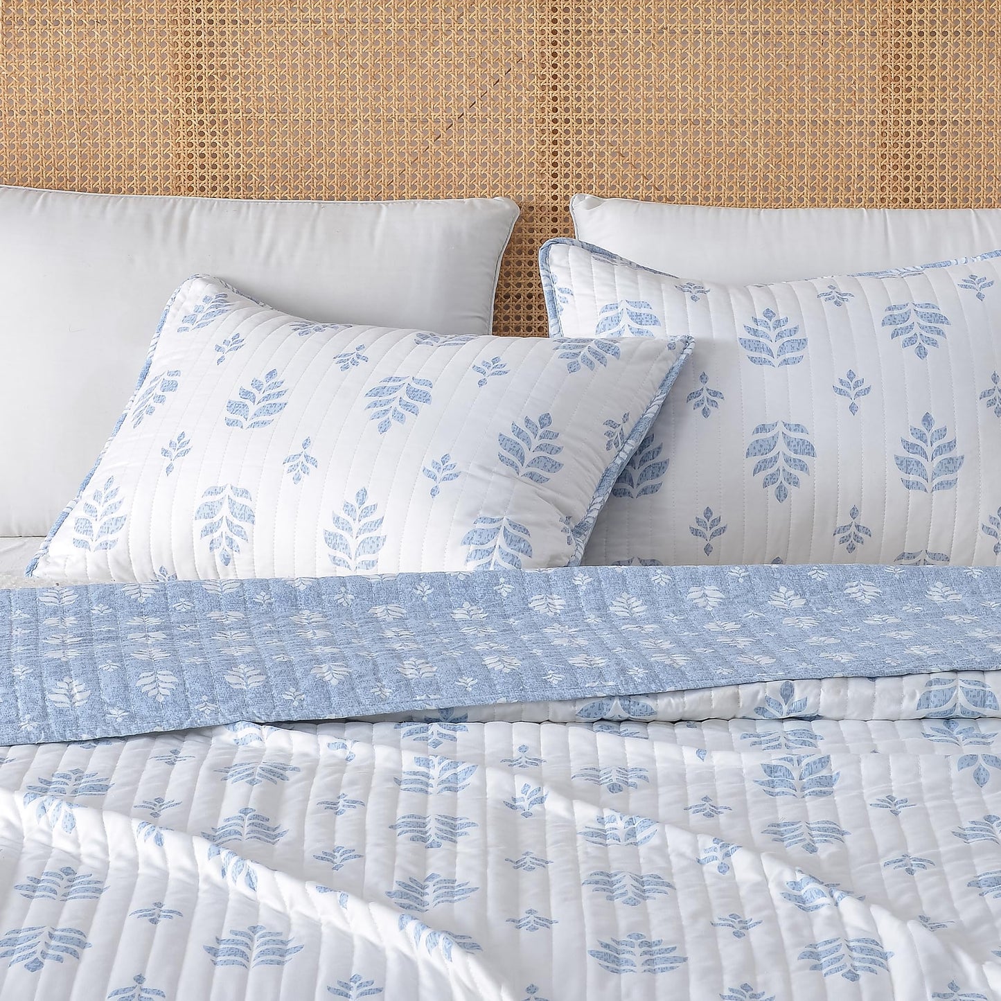 Great Bay Home Floral Full/Queen Quilt Set with Shams, French Floral Bedding Set, All-Season, Lightweight Bedspread. Reversible, Farmhouse Bedding. (Full/Queen, Colette).