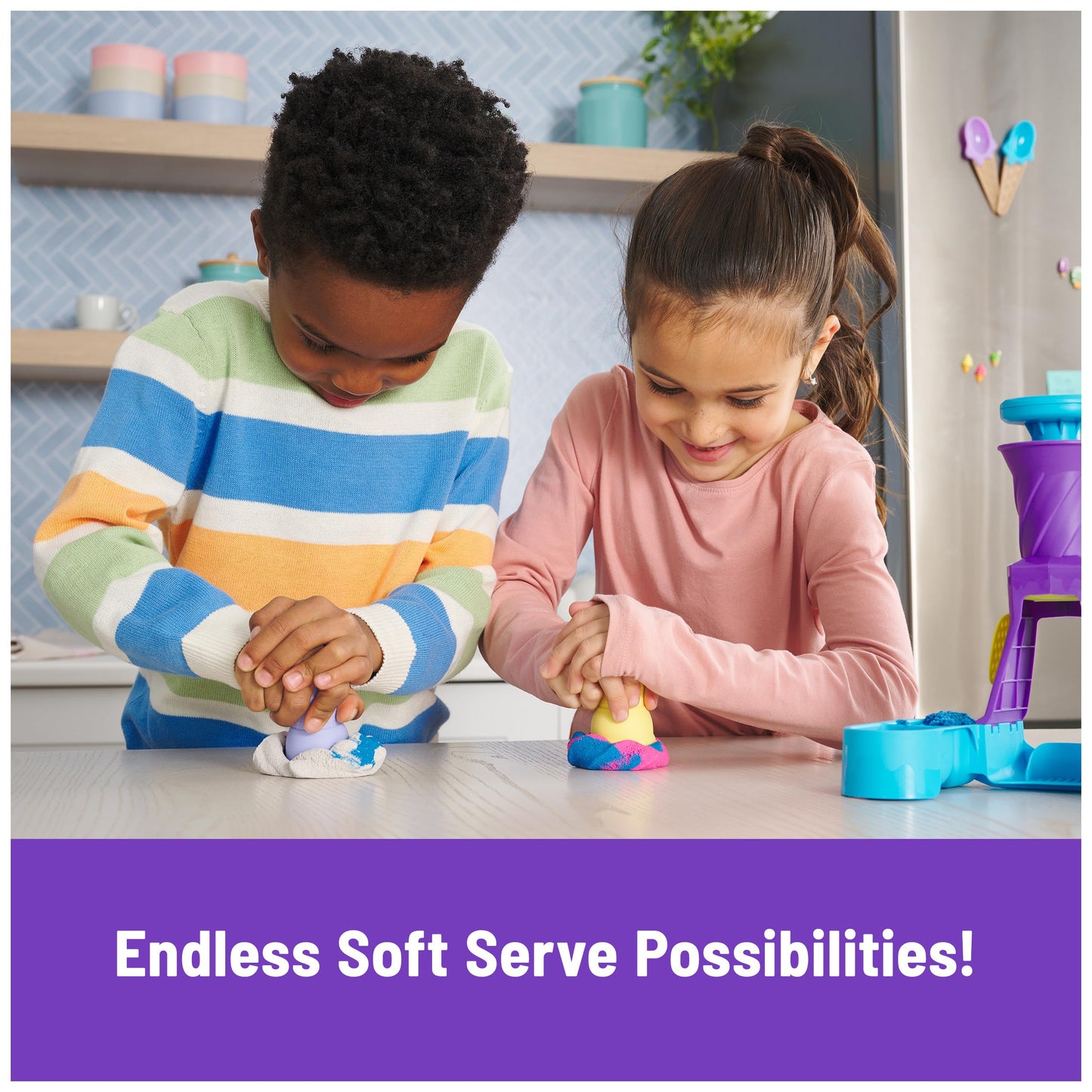Kinetic Sand, Soft Serve Station with 396g of Play Sand (Blue, Pink and White), 2 Ice-Cream Cones and 2 Tools, Sensory Toys for Kids Aged 5 and up