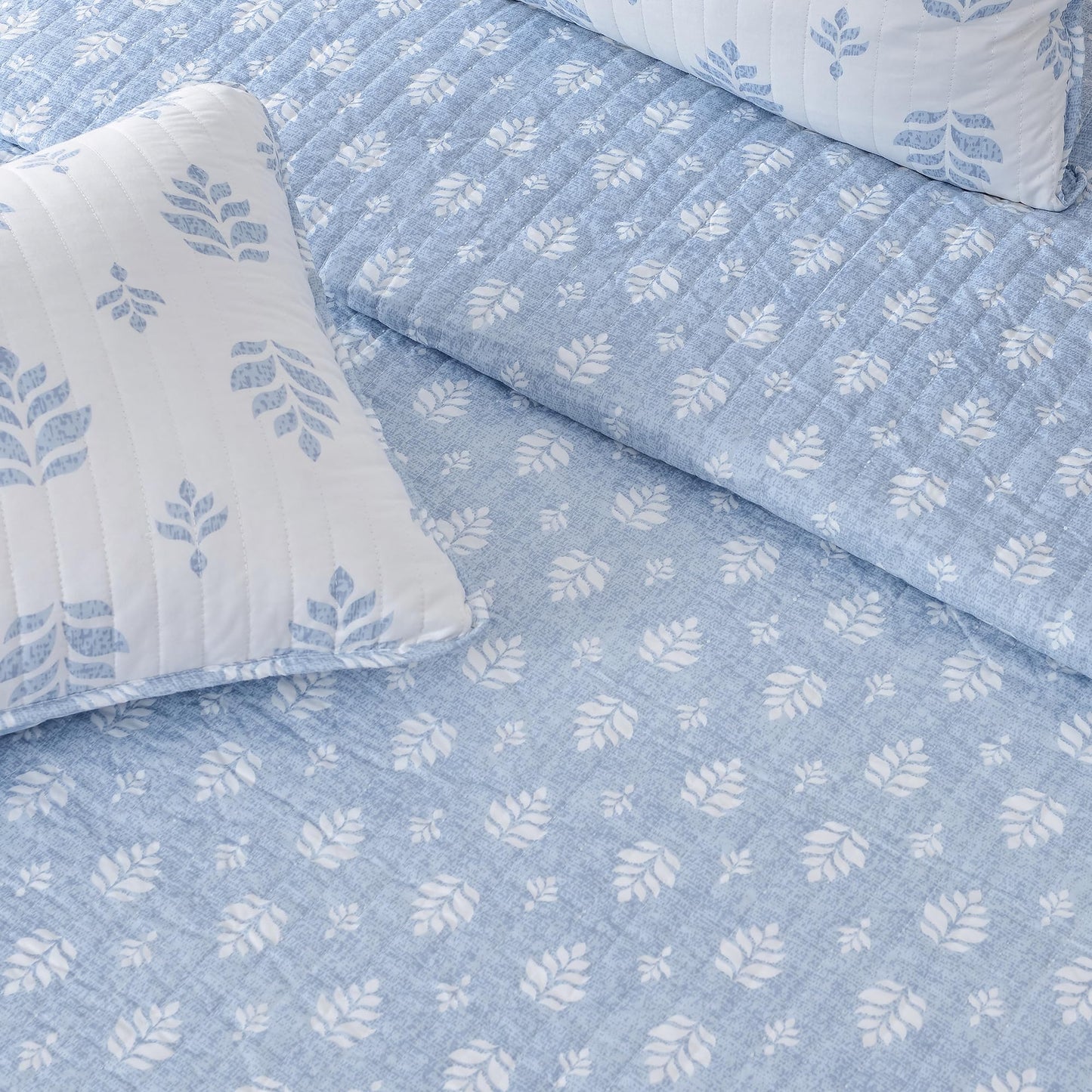 Great Bay Home Floral Full/Queen Quilt Set with Shams, French Floral Bedding Set, All-Season, Lightweight Bedspread. Reversible, Farmhouse Bedding. (Full/Queen, Colette).