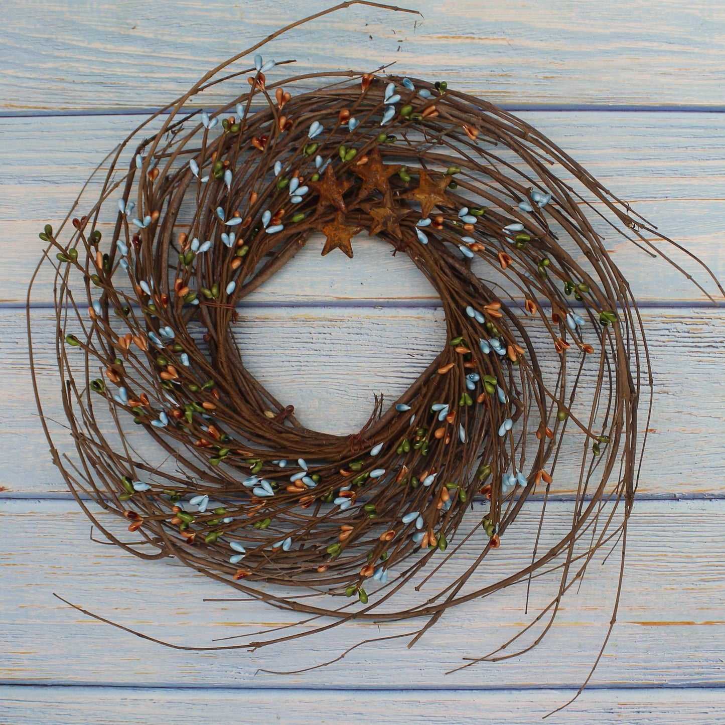 CVHOMEDECO. Primitives Rustic Pip Berries and Twig with Rusty Barn Stars Wreath, 12-Inch, Country Mix