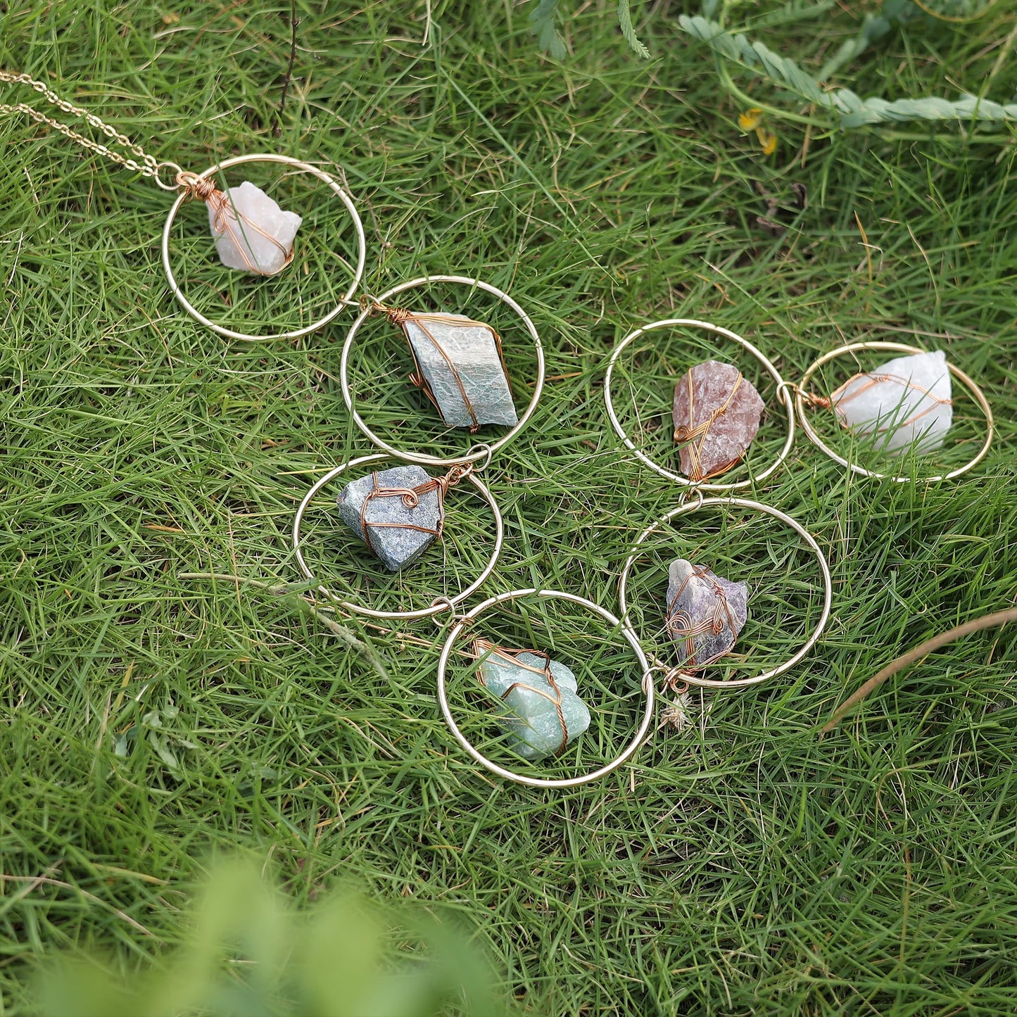 Natural Raw Crystal Wall Decor, Healing Chakra Gemstone Hanging Ornament, Raw Stone Hanging Decoration for Home Window Entryway Hallway Feng Shui Yoga Meditation Car Handmade Gift
