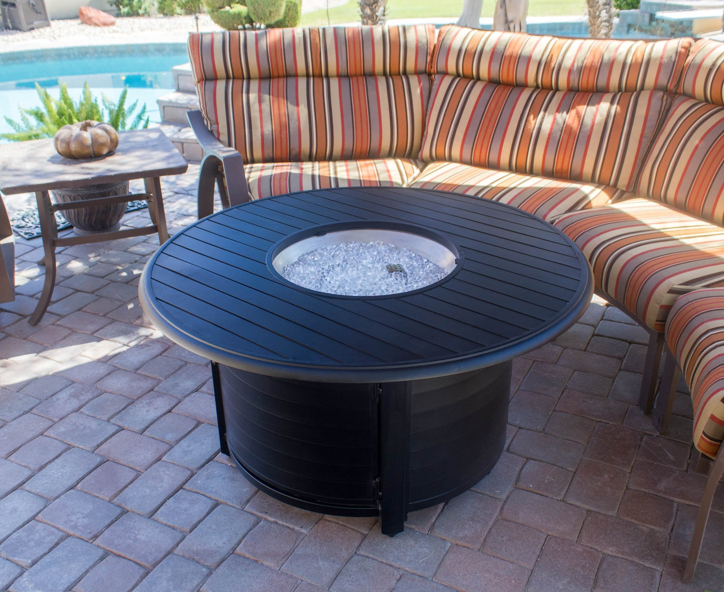 Hiland 48'' Extruded Aluminum Round Slatted Top Propane Fire Pit Table with Lid, Clear Fire Glass, Regulator and Hose, 42,000 BTU, Black