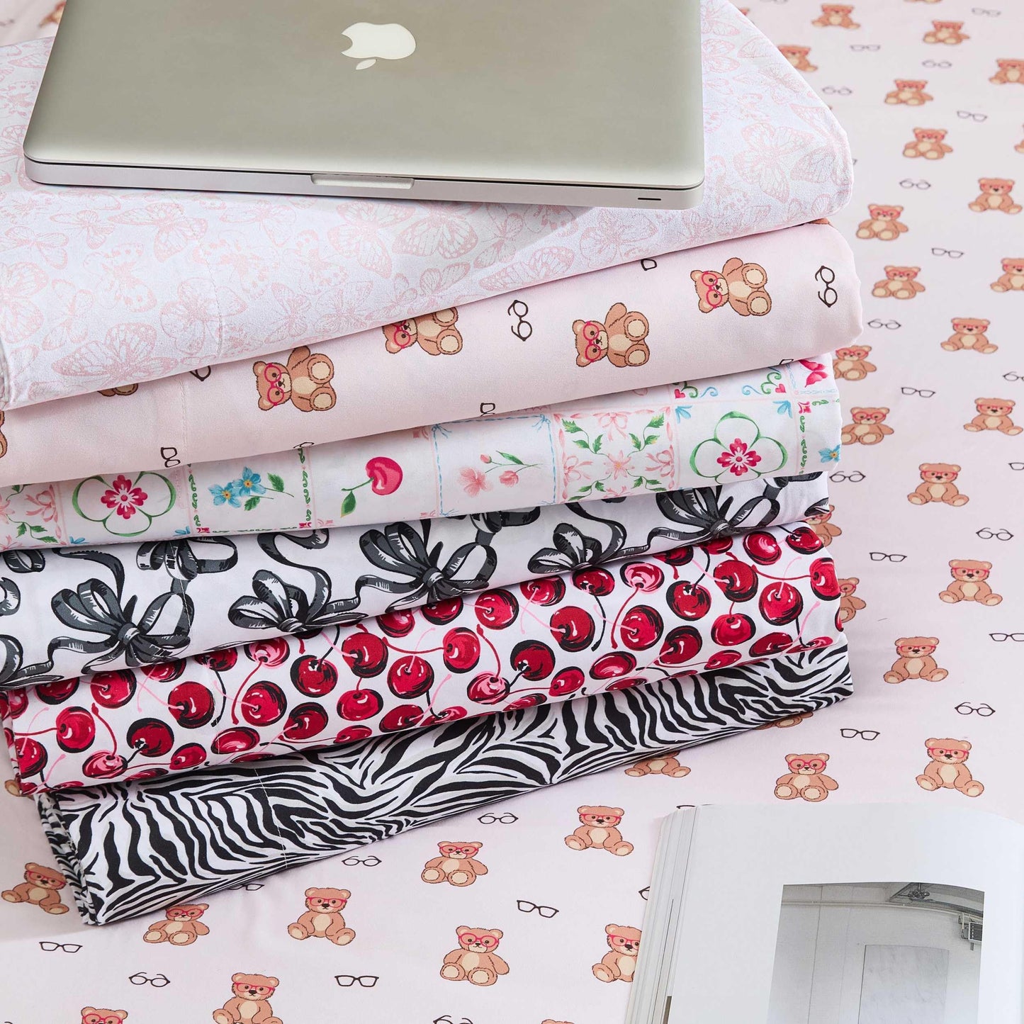 Betsey Johnson - Queen Size Sheet Set, Soft Printed Microfiber Bedding with Deep Pocket Fitted Sheet, Bed Sheets with Matching Pillowcases, Pop Art Cherry Red