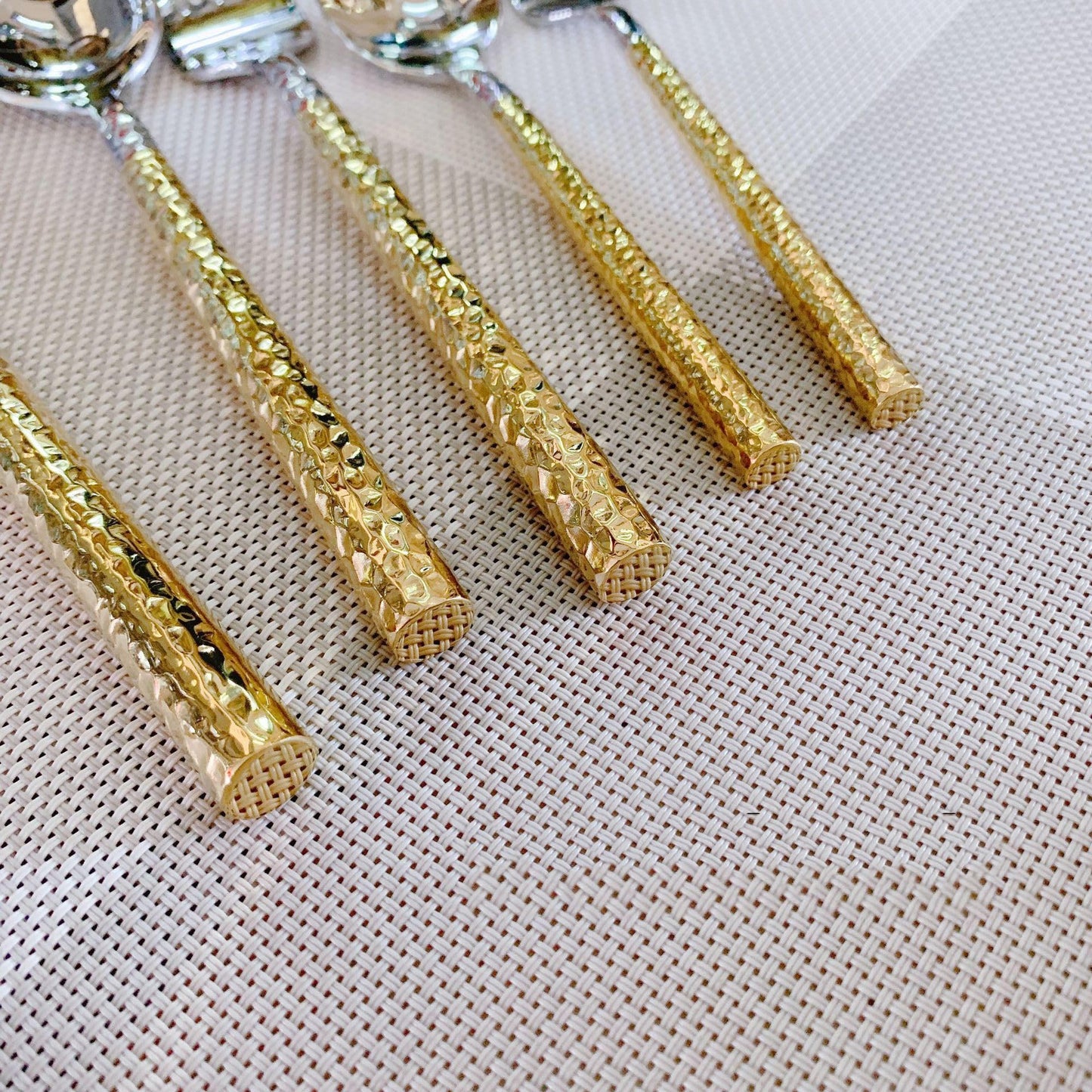 20 PCS Hammered Handle Gold Silverware Set for 4 Gold Utensils Set 18/8 Stainless Steel Flatware Curlery Set Mirror Effect Dishwasher Safe Wedding Banquet Formal Occasions ZILNEHZ