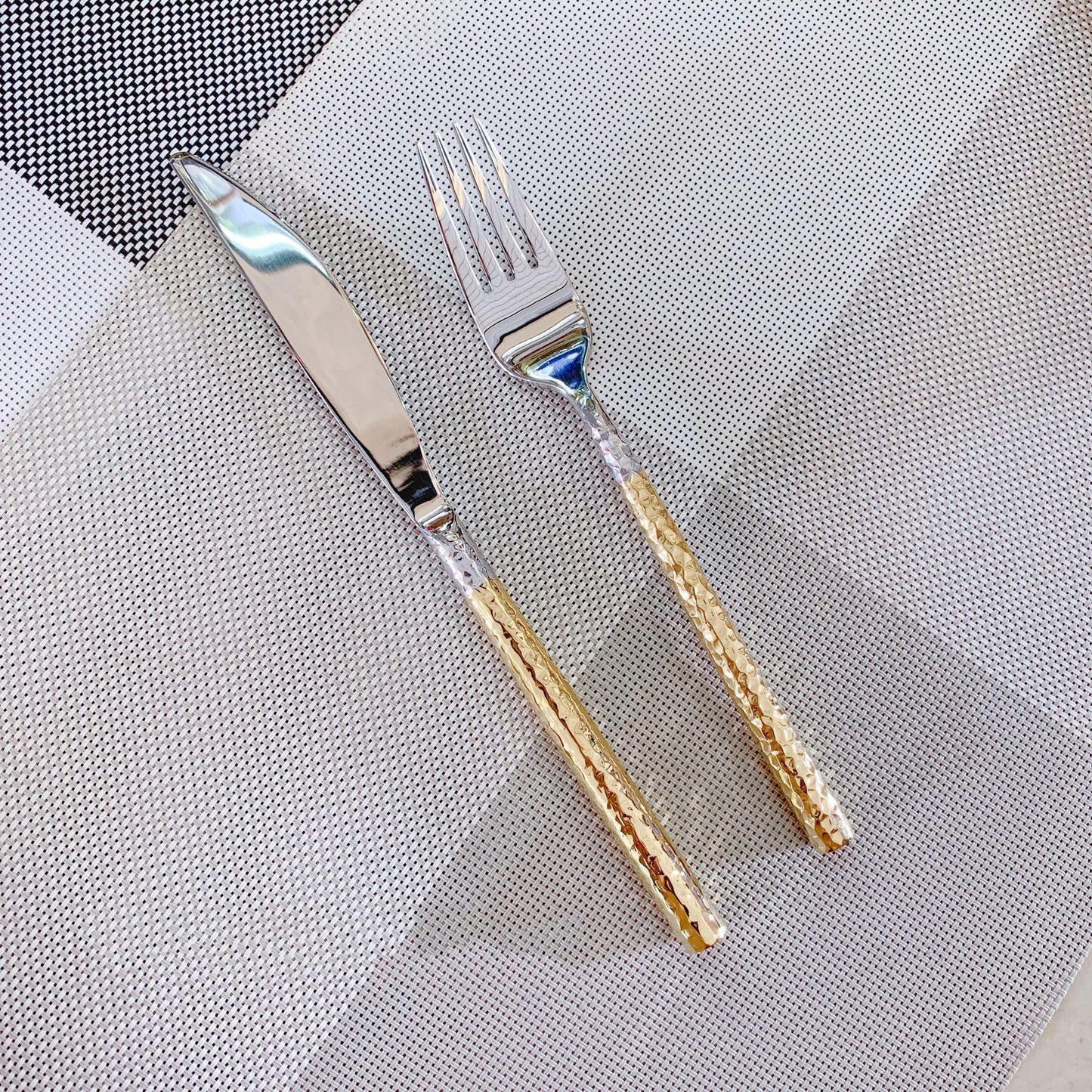 20 PCS Hammered Handle Gold Silverware Set for 4 Gold Utensils Set 18/8 Stainless Steel Flatware Curlery Set Mirror Effect Dishwasher Safe Wedding Banquet Formal Occasions ZILNEHZ